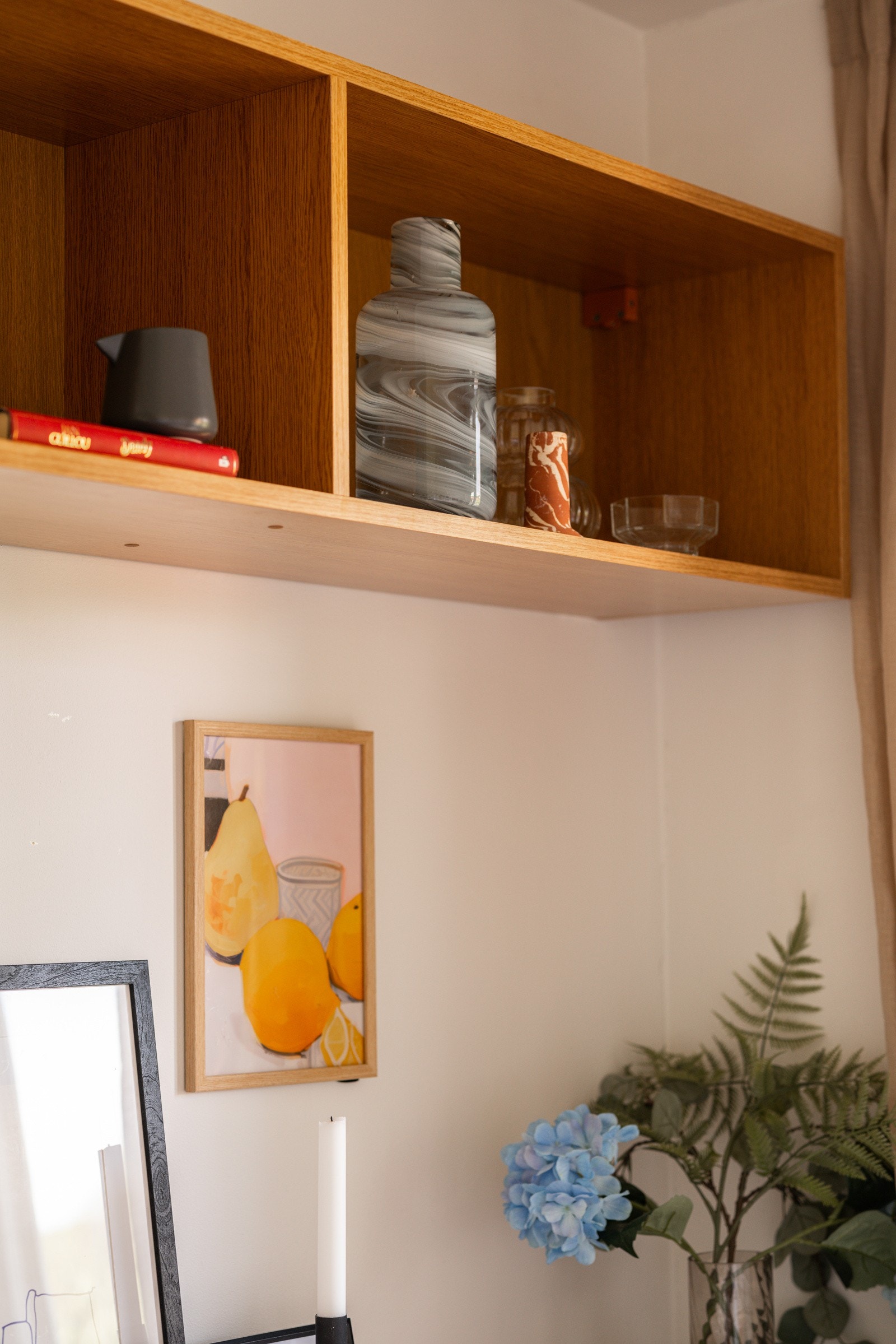 Det er også vegghengte eikehyller som gir et pent uttrykk. Galleribilde