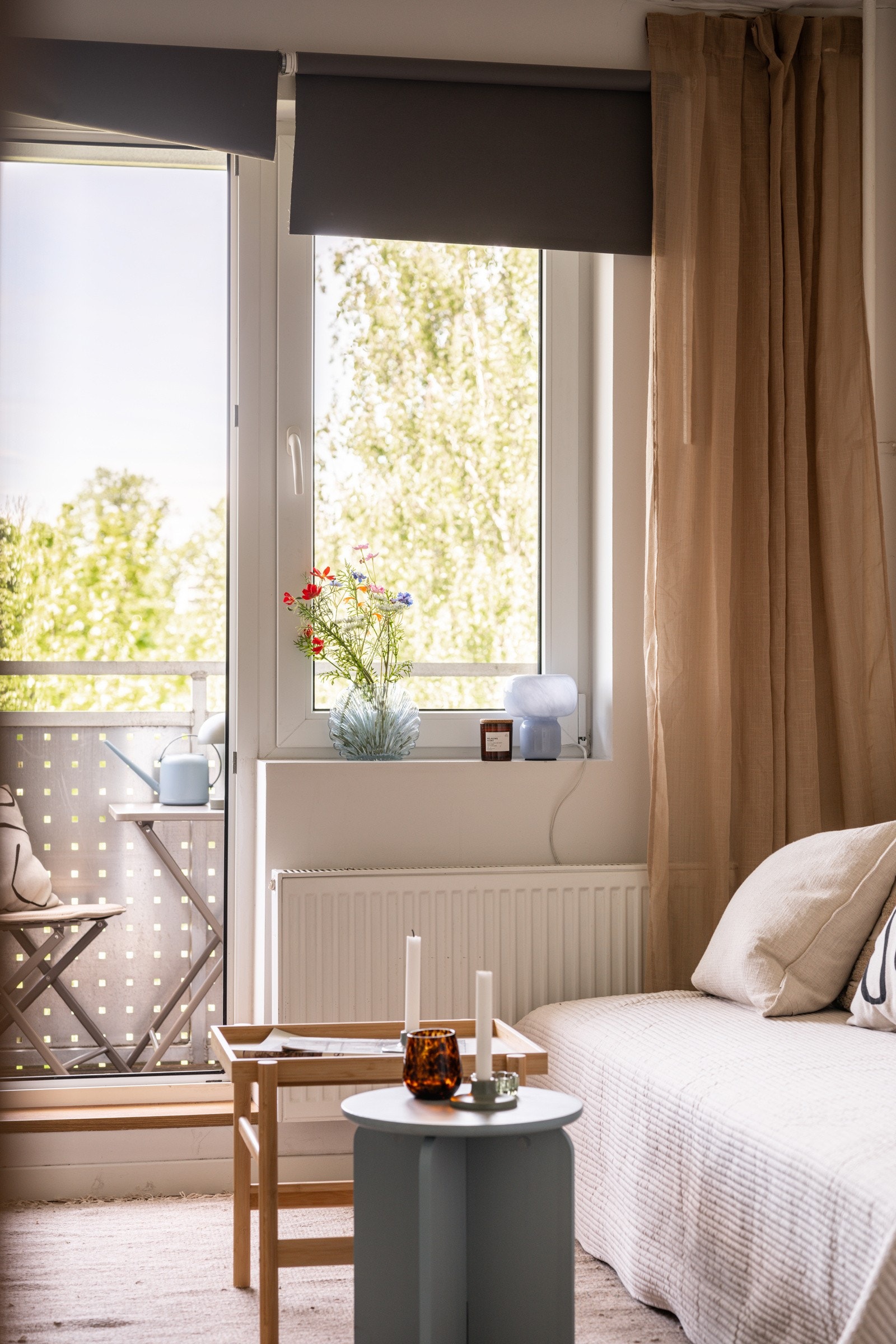Stor vindusflate slipper inn rikelig med naturlig lys, samtidig som det ikke er innsyn og flott utsikt over grønne tretopper. Galleribilde