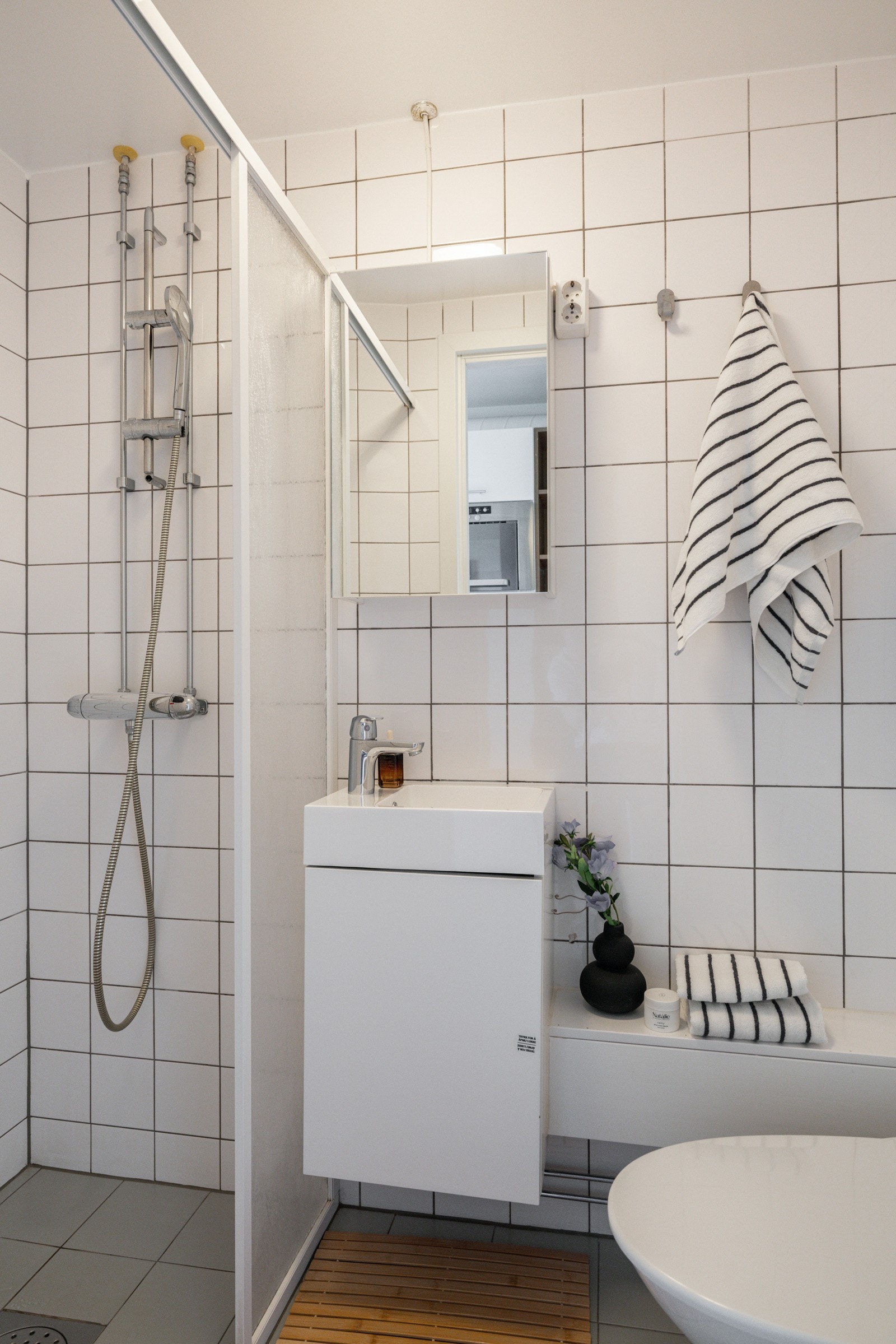 Leiligheten har et lyst flislagt baderom som ble pusset opp i 2008. Baderommet har tidløse fliser på gulv og vegger, elektriske varmekabler og mekanisk avtrekk. Galleribilde