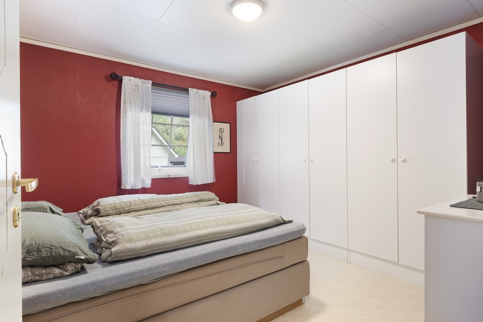 -Hovudsoverommet er av god størrelse og har god plass til dobbelseng og garderobe - Galleribilde