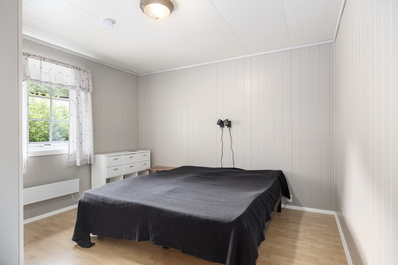 - Soverom med god plass til dobbelseng, nattbord og garderobe - Galleribilde