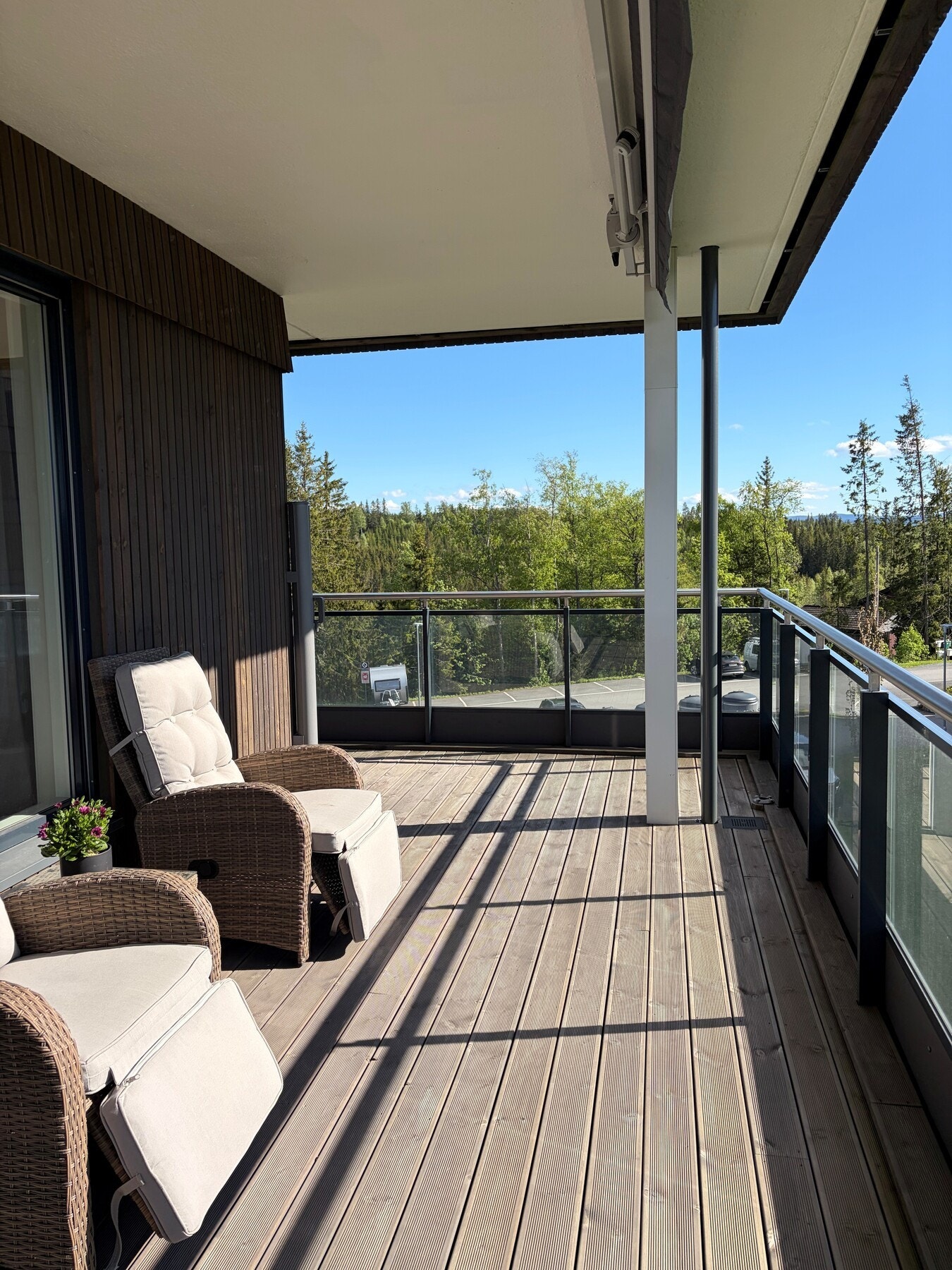 Stort og godt terrasseareal med utgang fra stuen. God plass for sittegrupper. Galleribilde
