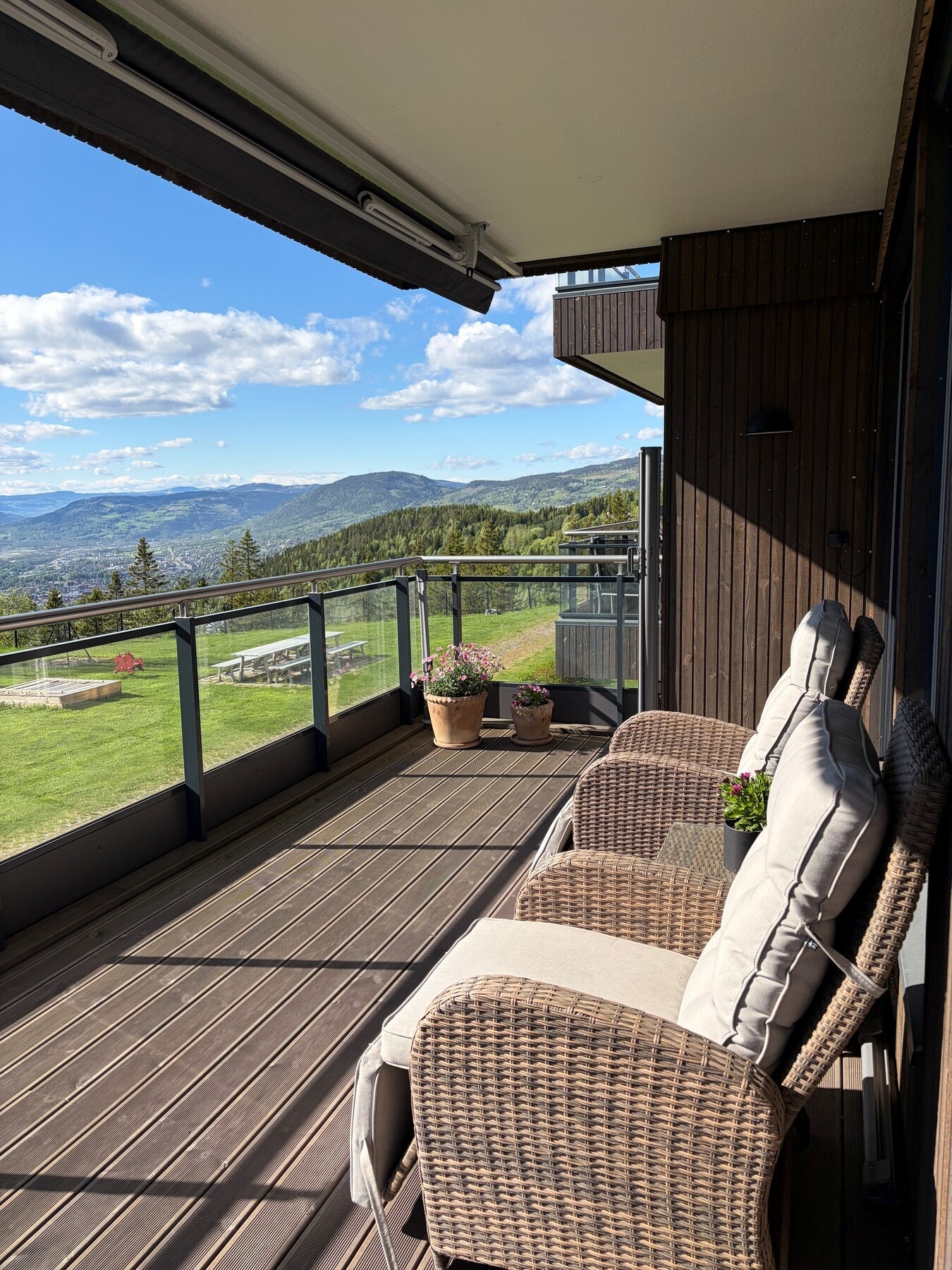 Romslig og god overbygget terrasse med stor terrassemarkise. Galleribilde