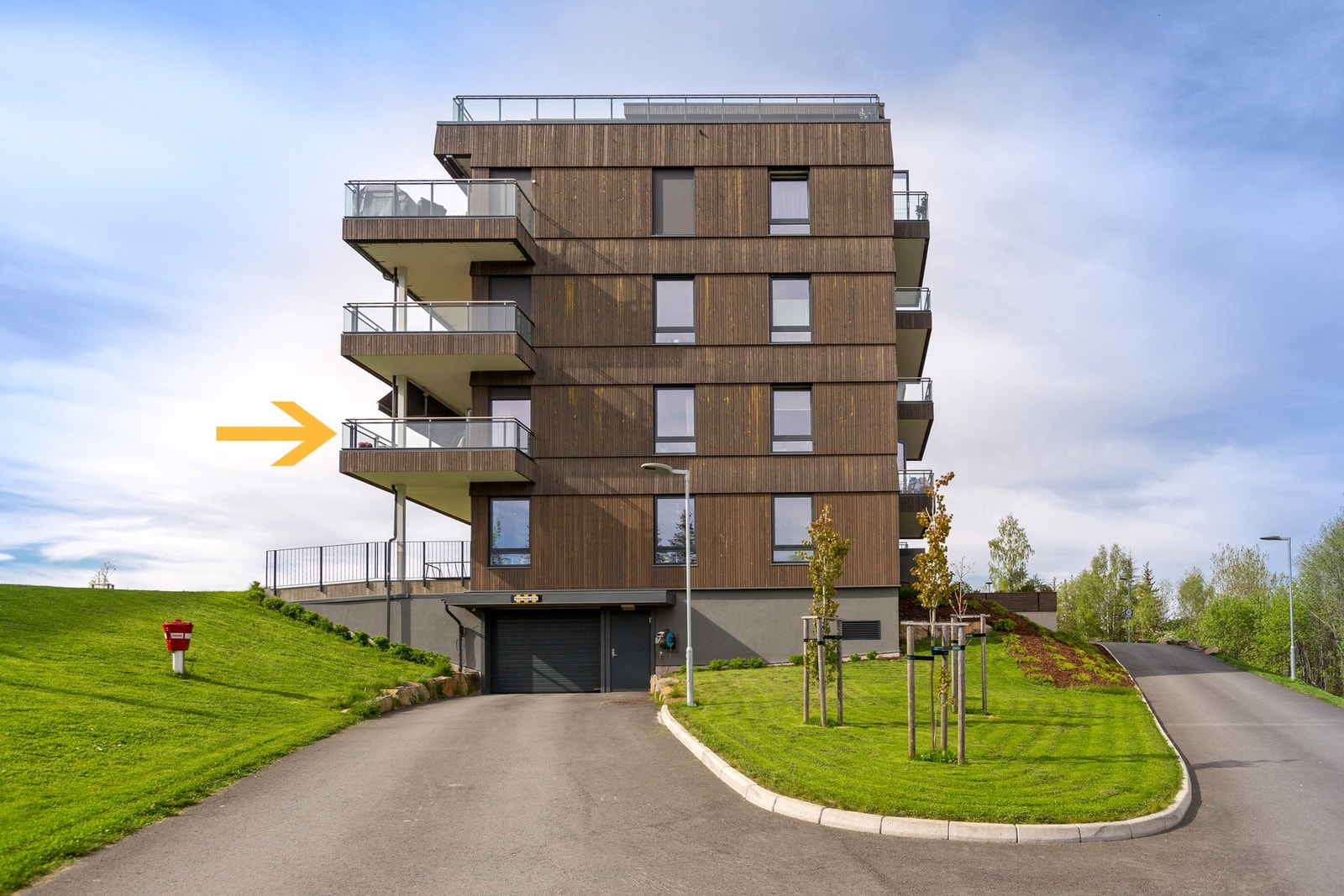 Velstelte og hyggelig fellesområder med asfalterte adkomstveger. Innkjøring til felles garasjekjeller. Galleribilde