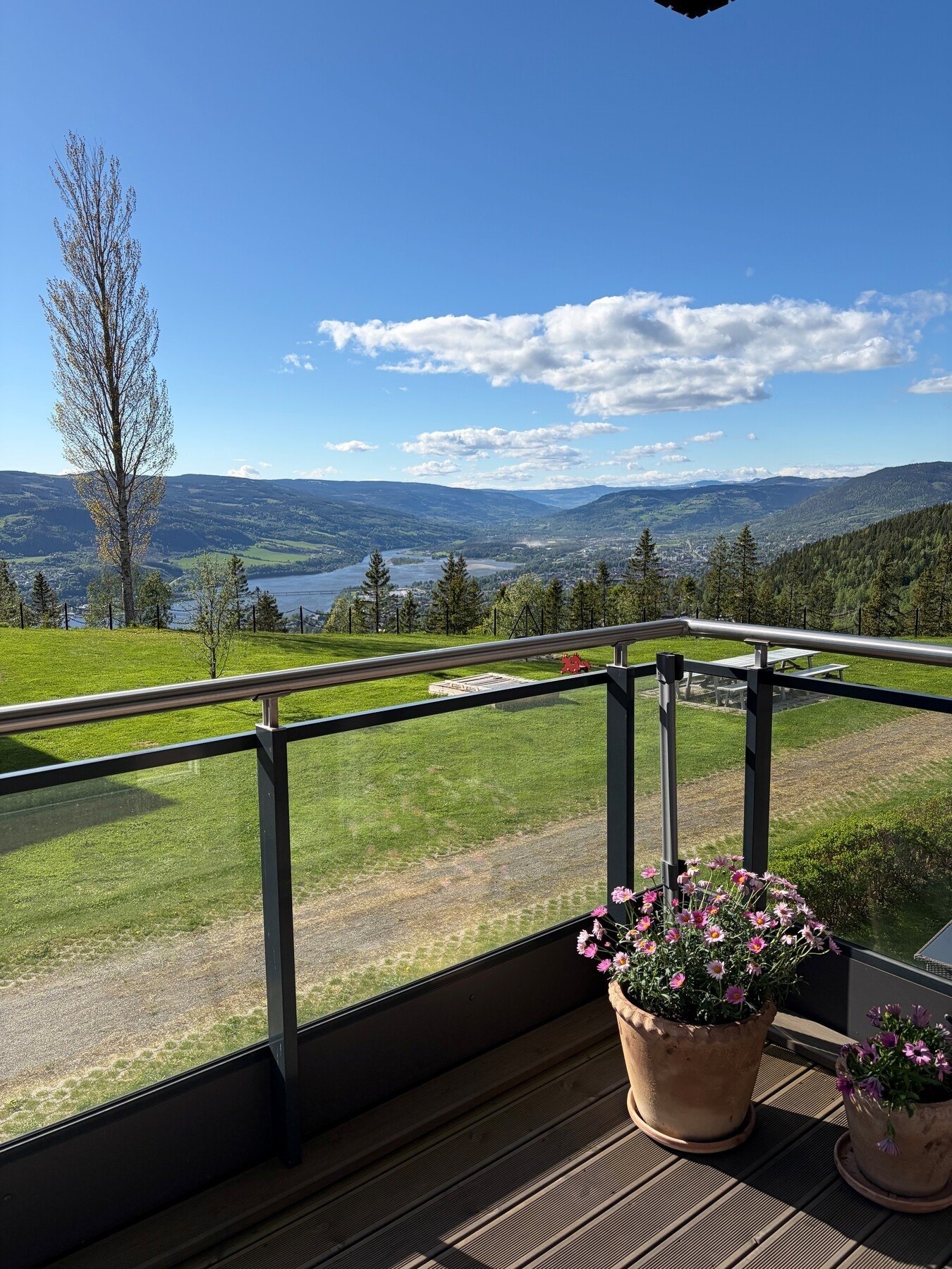 Utsyn fra terrassen mot Lillehammer by, Lågendeltaet og Gausdalsskaret. Galleribilde