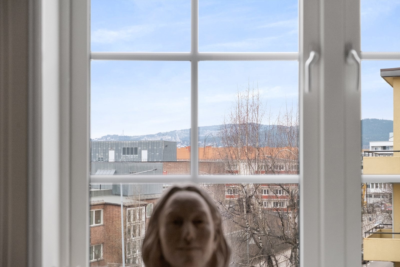 En ideell intern beliggenhet med utsikt og gode solforhold. Galleribilde