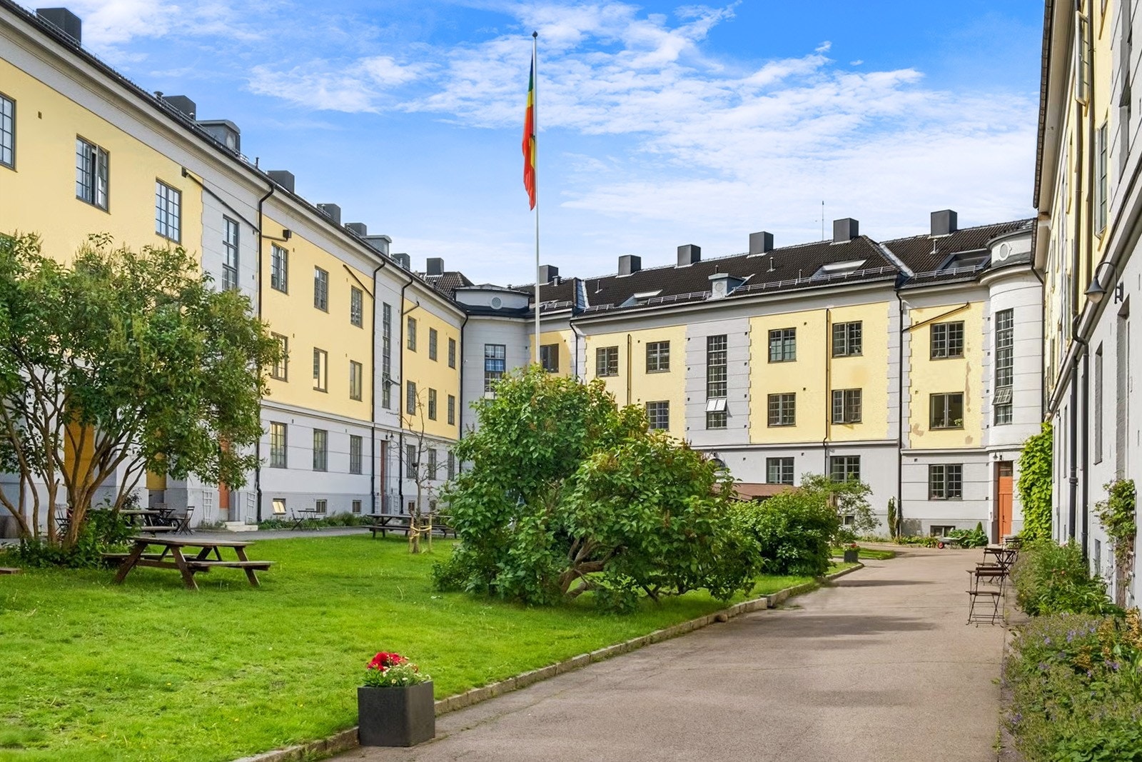Anerkjent bygg med fantastisk bakgård. Galleribilde