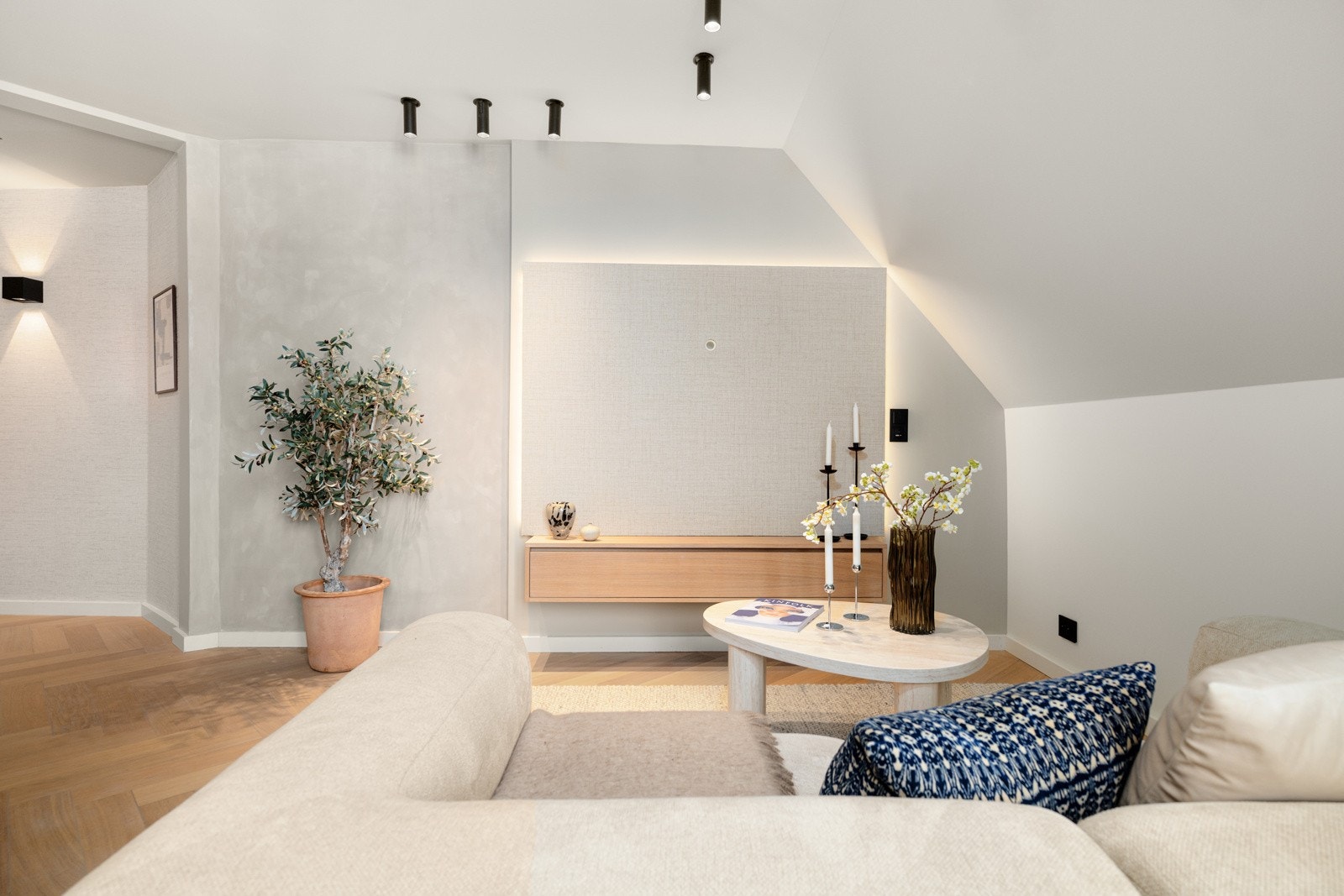 I stuen er det god plass til sofa, stuebord, TV og tilhørende møblement. Galleribilde
