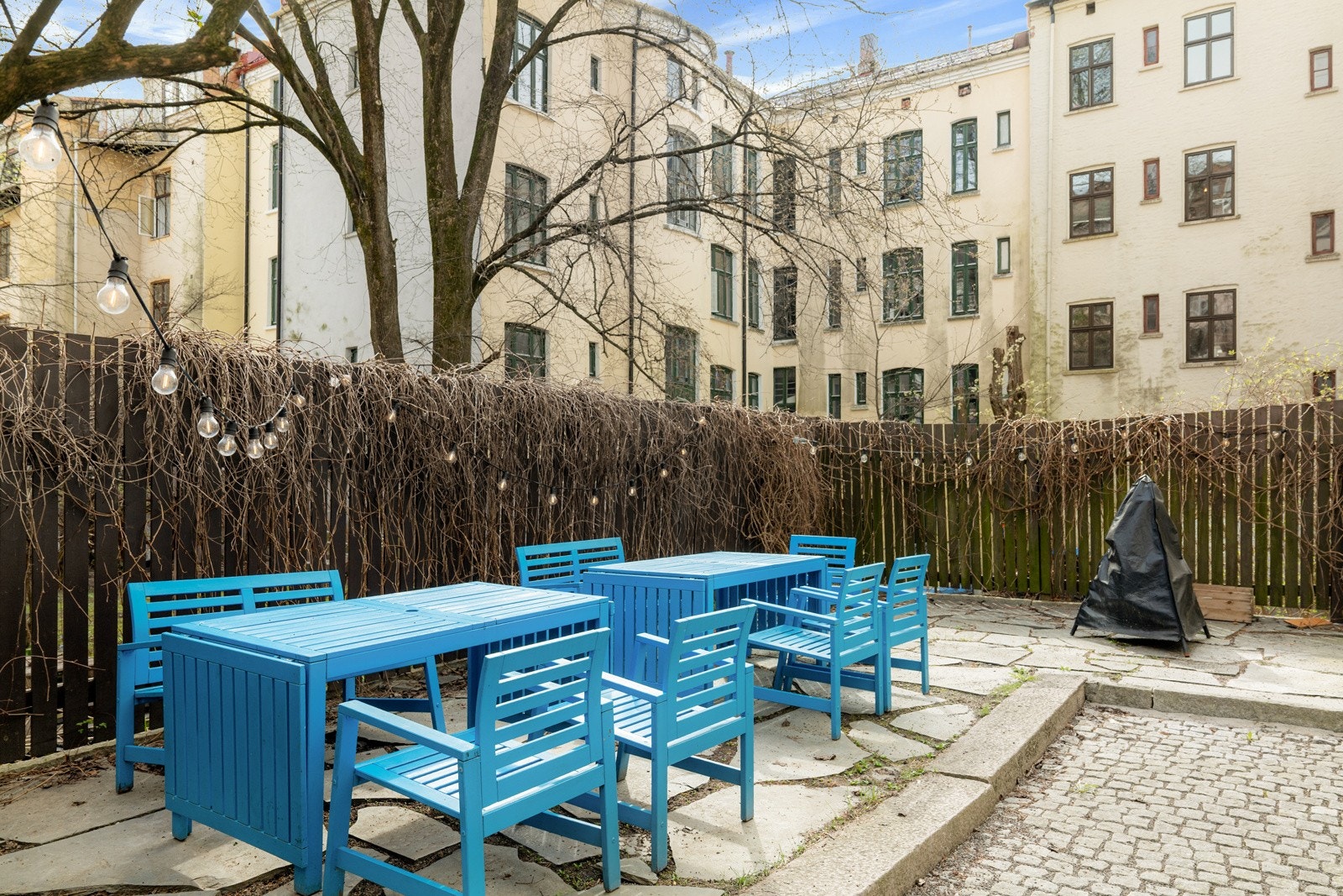 Felles bakgård opparbeidet med sittebenker og beplantning. Galleribilde