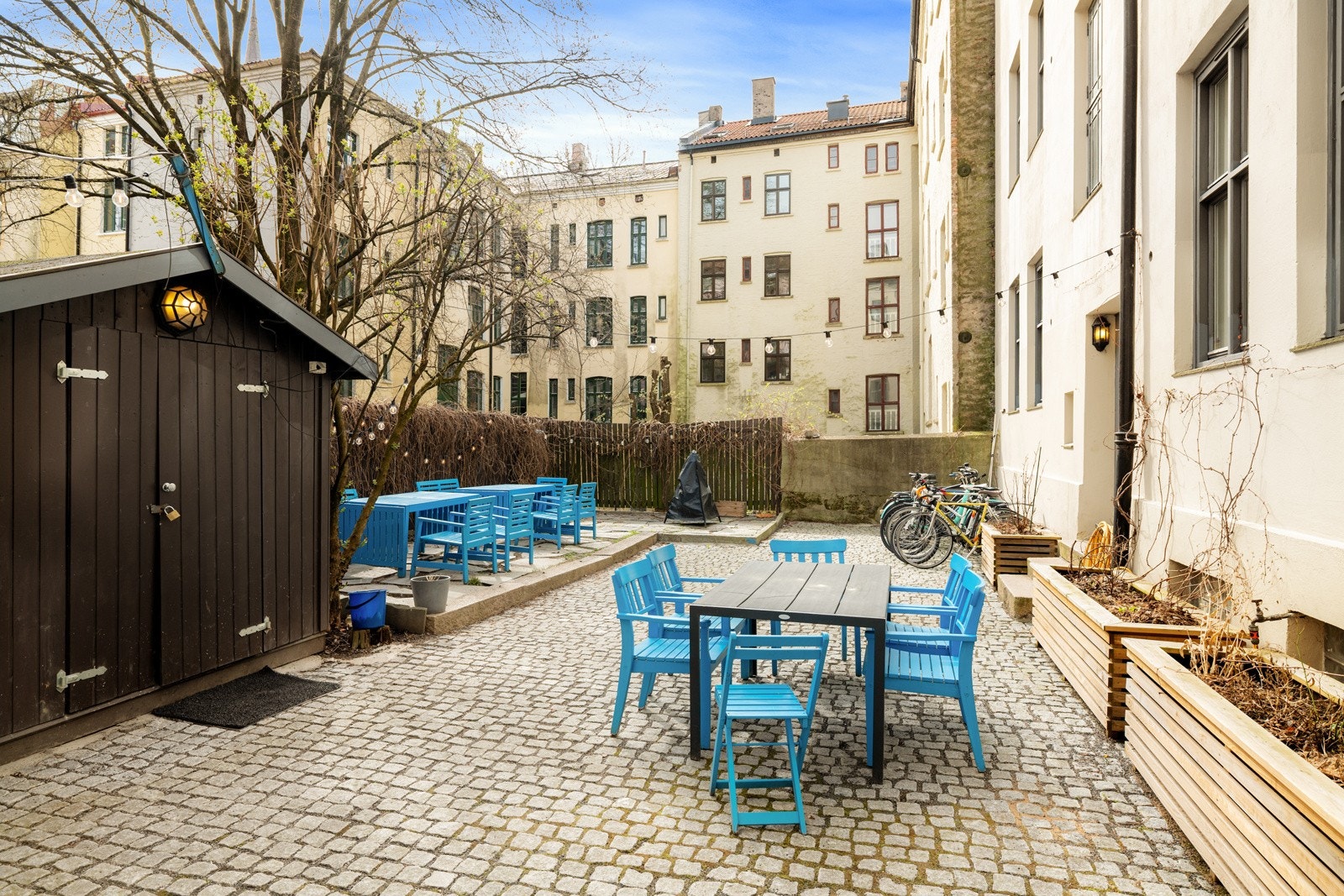Felles bakgård opparbeidet med sittebenker og beplantning. Galleribilde