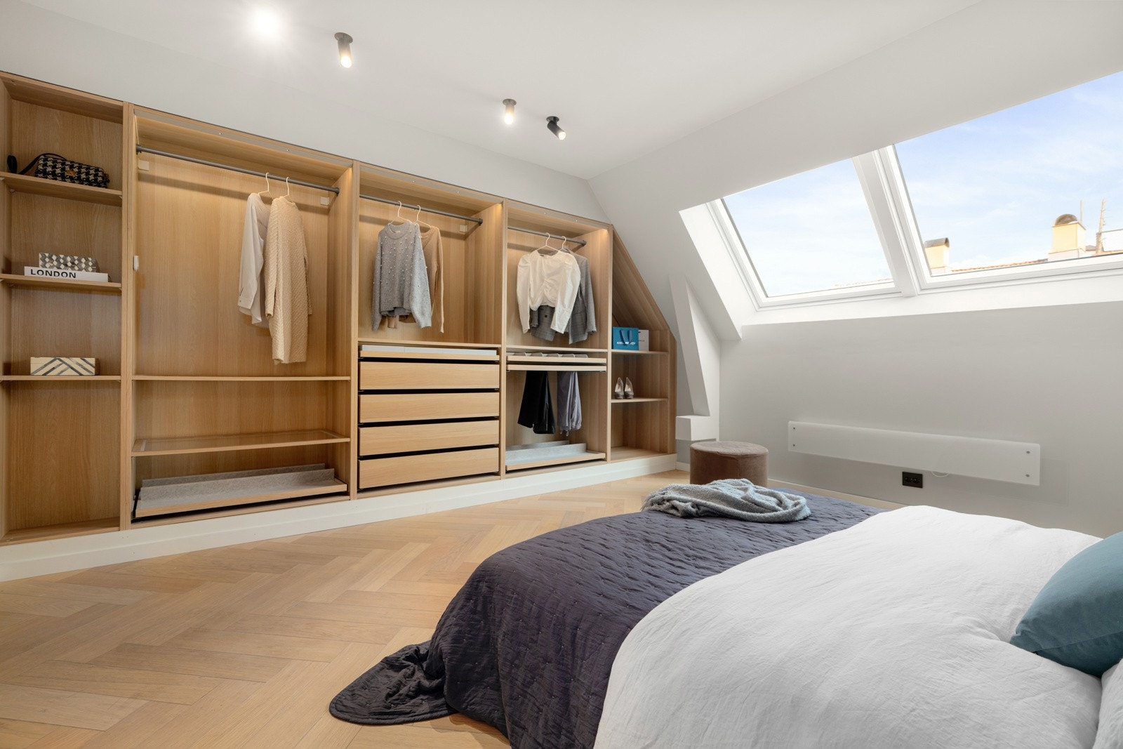 Stor garderobe som sørger for rikelig med oppbevaringsplass. Galleribilde