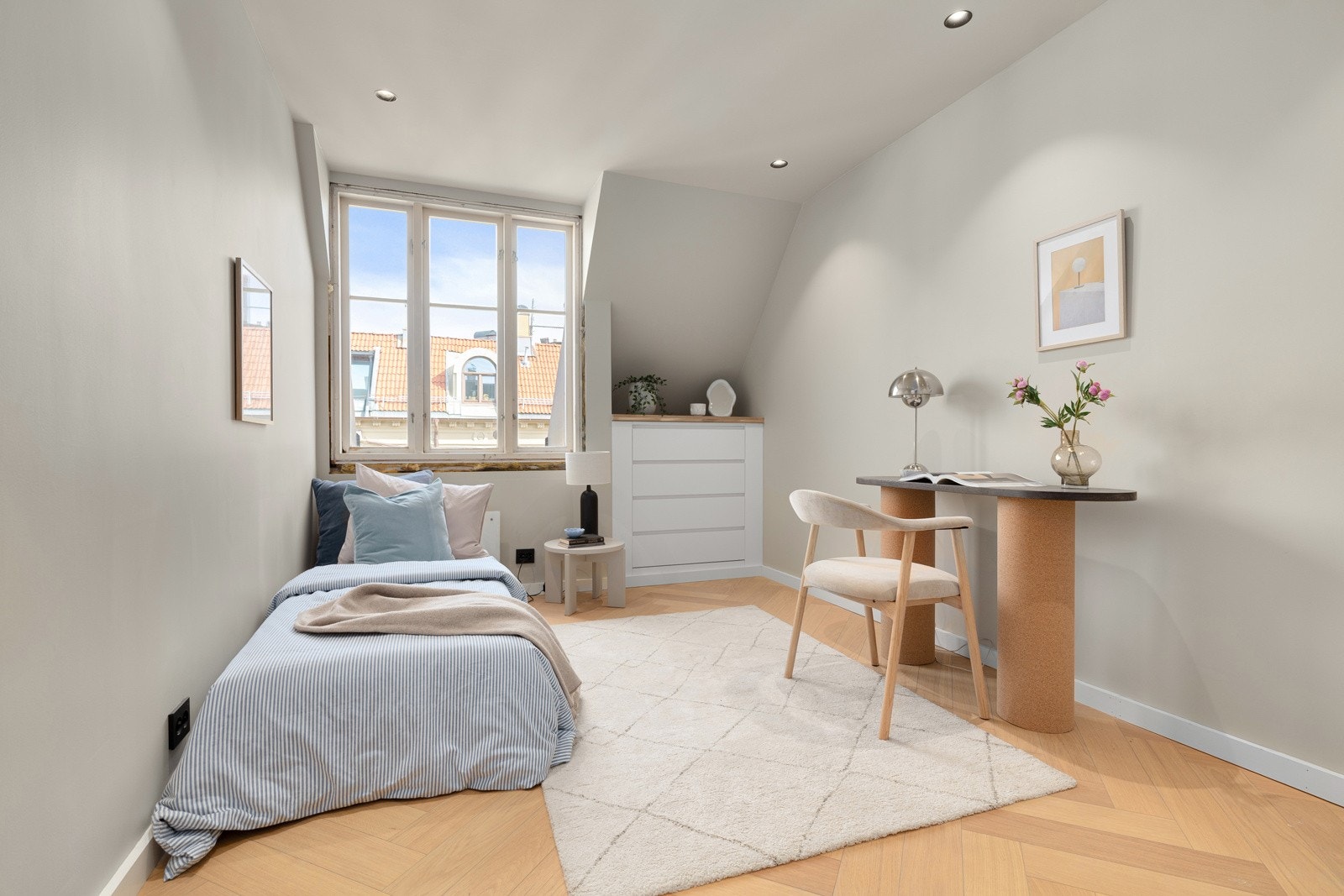 Soverom 2 er av god størrelse og har plass til dobbeltseng, pult og garderobe Galleribilde