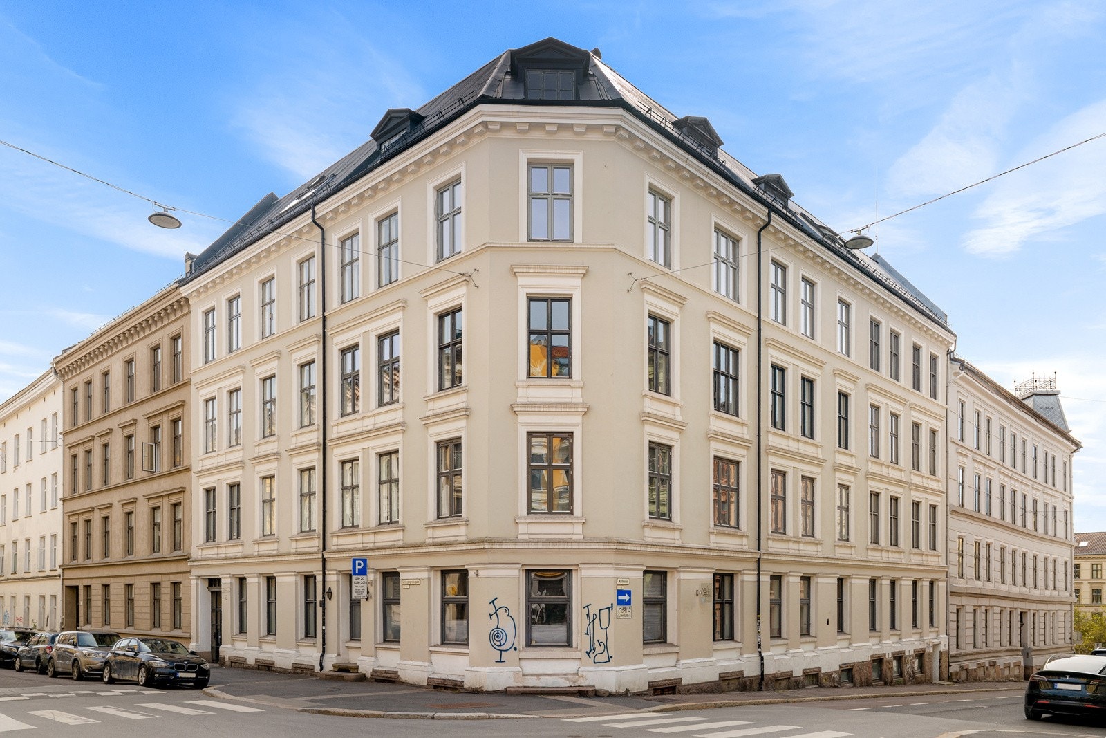 Leiligheten ligger i byggets øverste etasje (hjørnet i front). Galleribilde