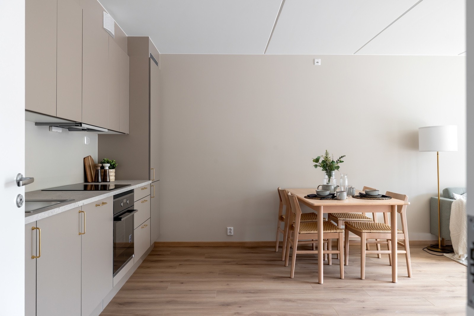 Spiseplassen med detaljer fra HTH kjøkkenet. Galleribilde