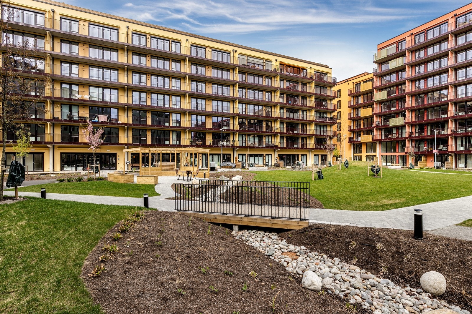 Hyggelig og skjermet gårdstun som er en flott møteplass for alle beboere i Ulvenplassen Galleribilde