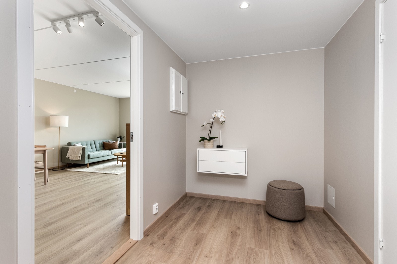 Entre/gang med plass til garderobe Galleribilde