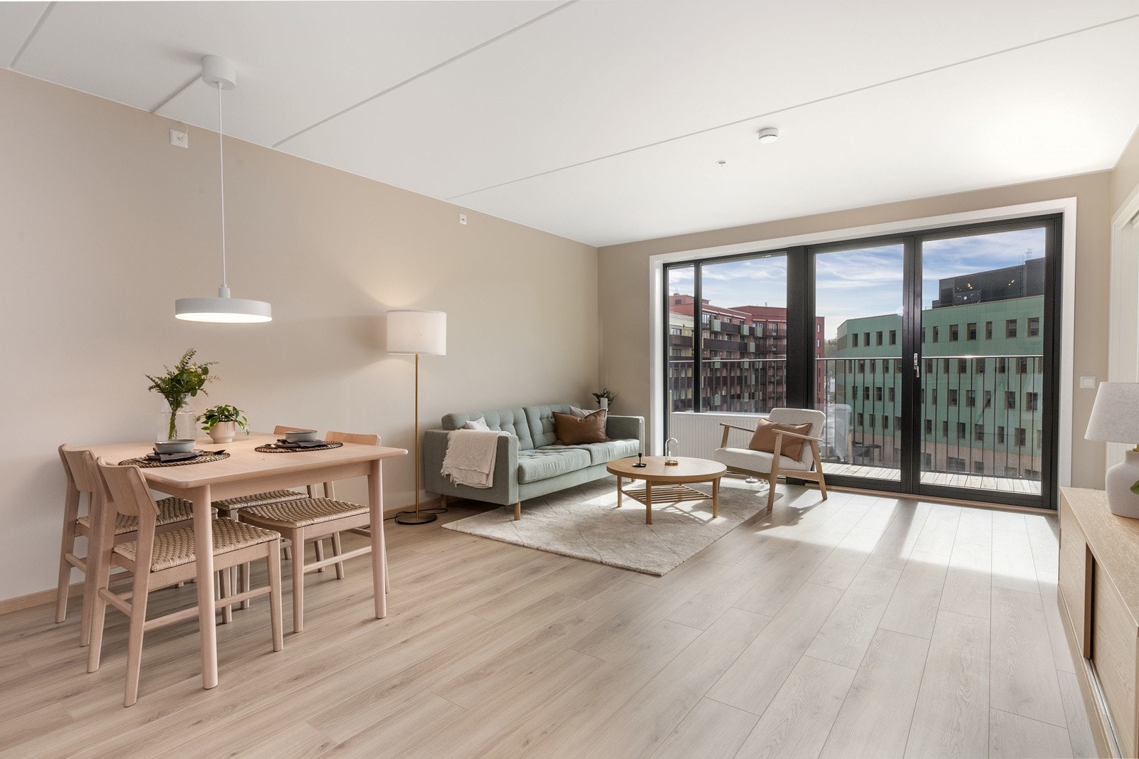 God plass til spiseplass både for en eller flere - her er det bare å invitere familie eller gode venner til et hyggelig måltid. Galleribilde