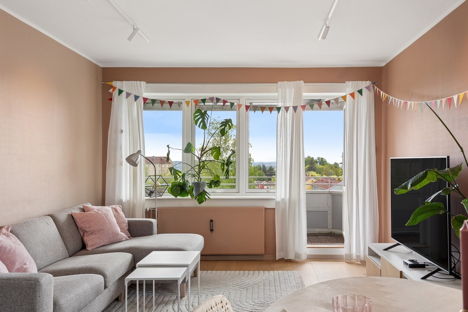 Store vindusflater slipper inn rikelig med naturlig lys og gir rommet en lys og luftig følelse. Galleribilde