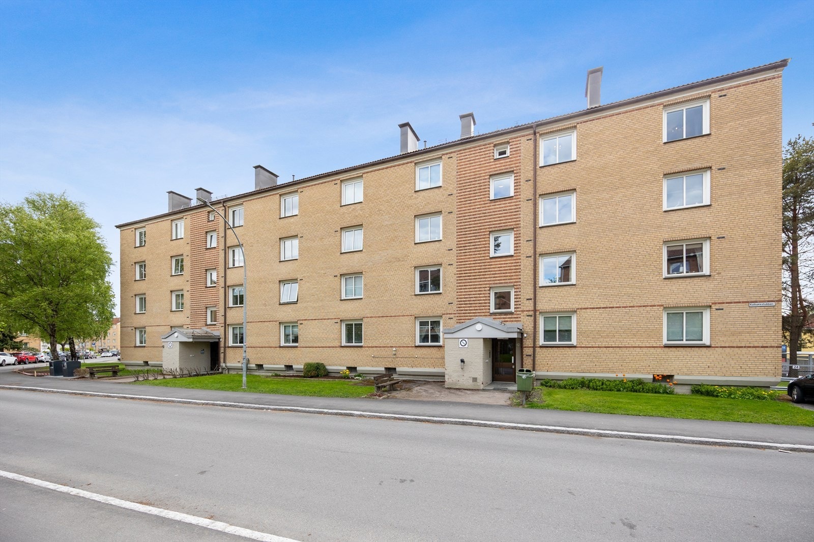 Leiligheten har en attraktiv beliggenhet på Kalbakken, med nærhet til det man trenger i hverdagen, samt kort gangavstand til både skoler og barnehager. Galleribilde