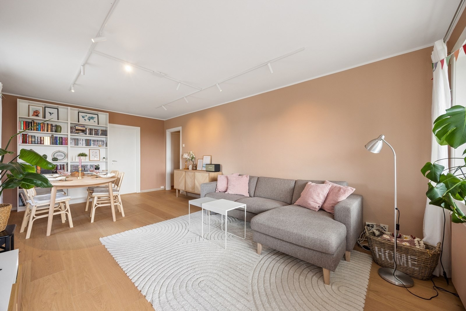 Her er det god plass til å innrede med både sofa- og spisegruppe i naturlige soner. Galleribilde