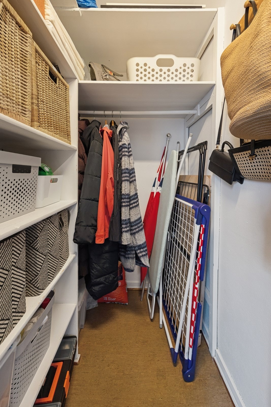 Her er det gode hylleløsninger. I tillegg disponerer leiligheten to eksterne boder i kjeller og på loft. Galleribilde