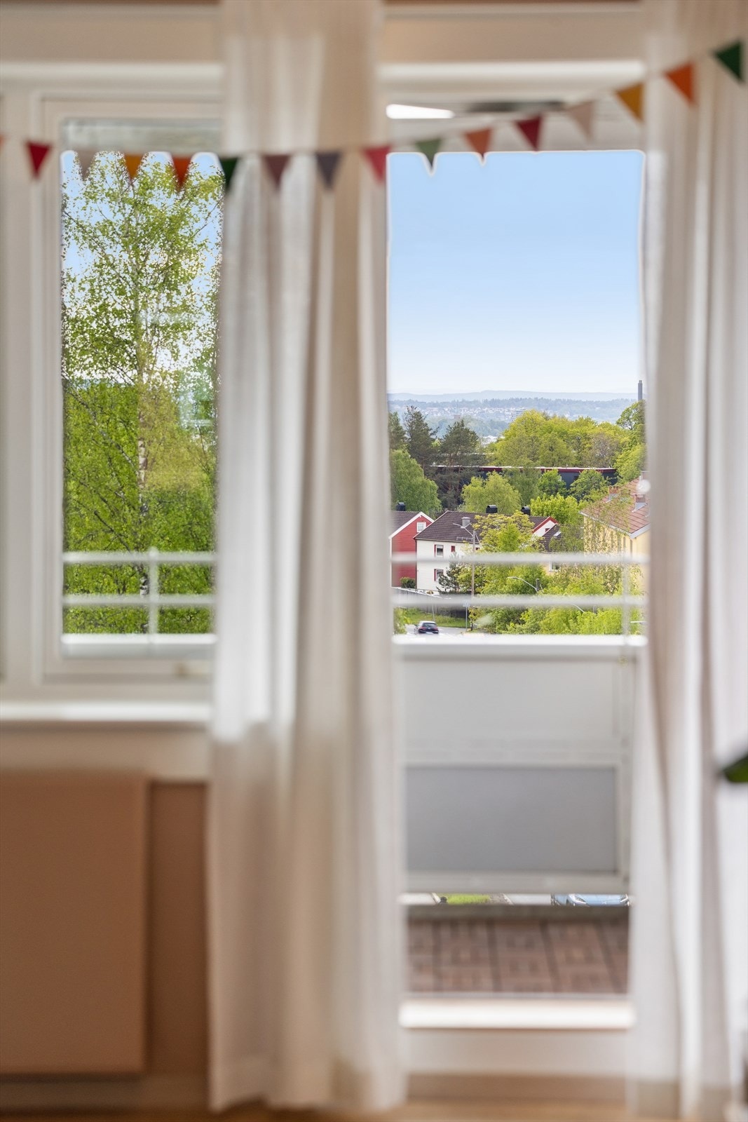 Leiligheten har en gjennomgående planløsning og byr på mye lysinnslipp. Galleribilde