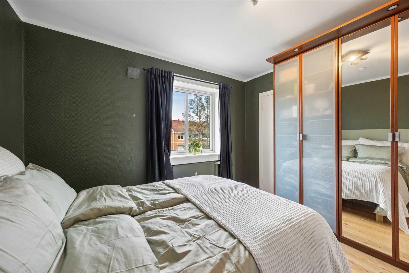I tillegg til store garderobeskap er det også tilgang til en praktisk walk-in closet. Galleribilde