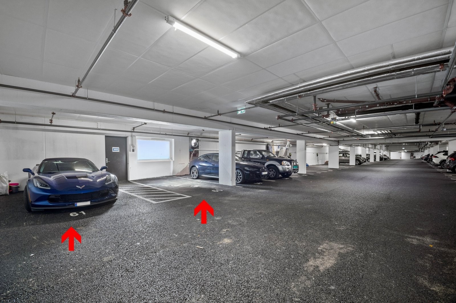 Leiligheten disponerer to biloppstillingsplasser i felles garasjekjeller hvor en plass har elbillader. Galleribilde