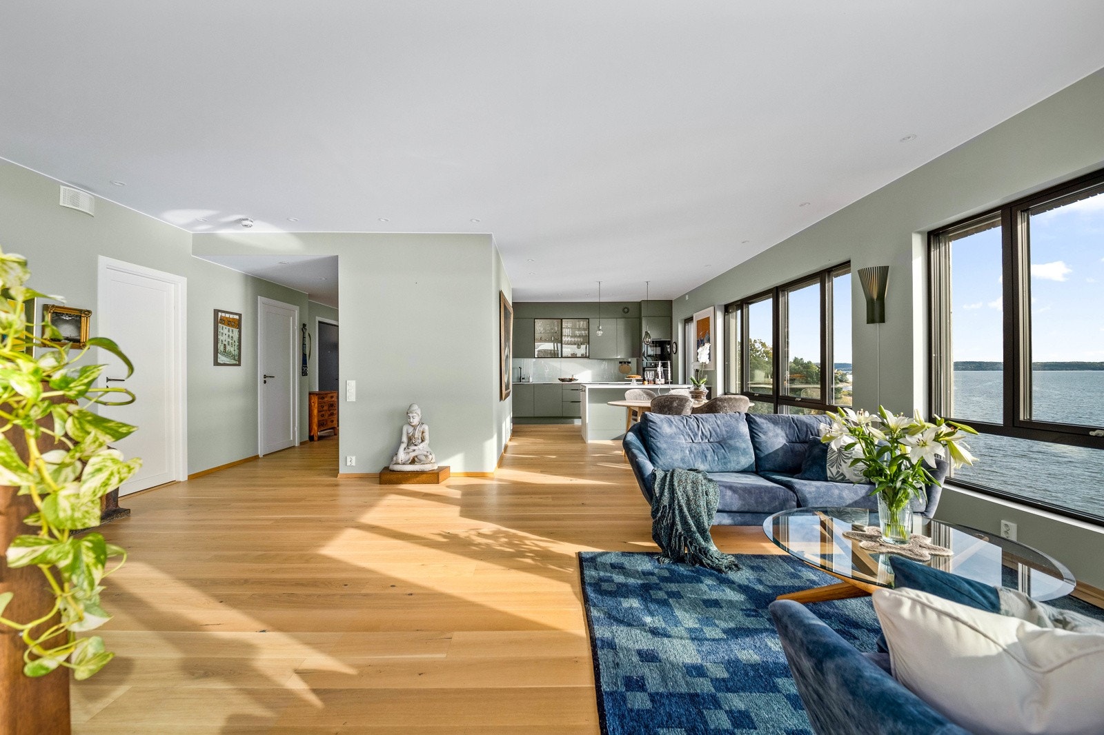 Store vindusflater slipper inn rikelig med naturlig lys Galleribilde