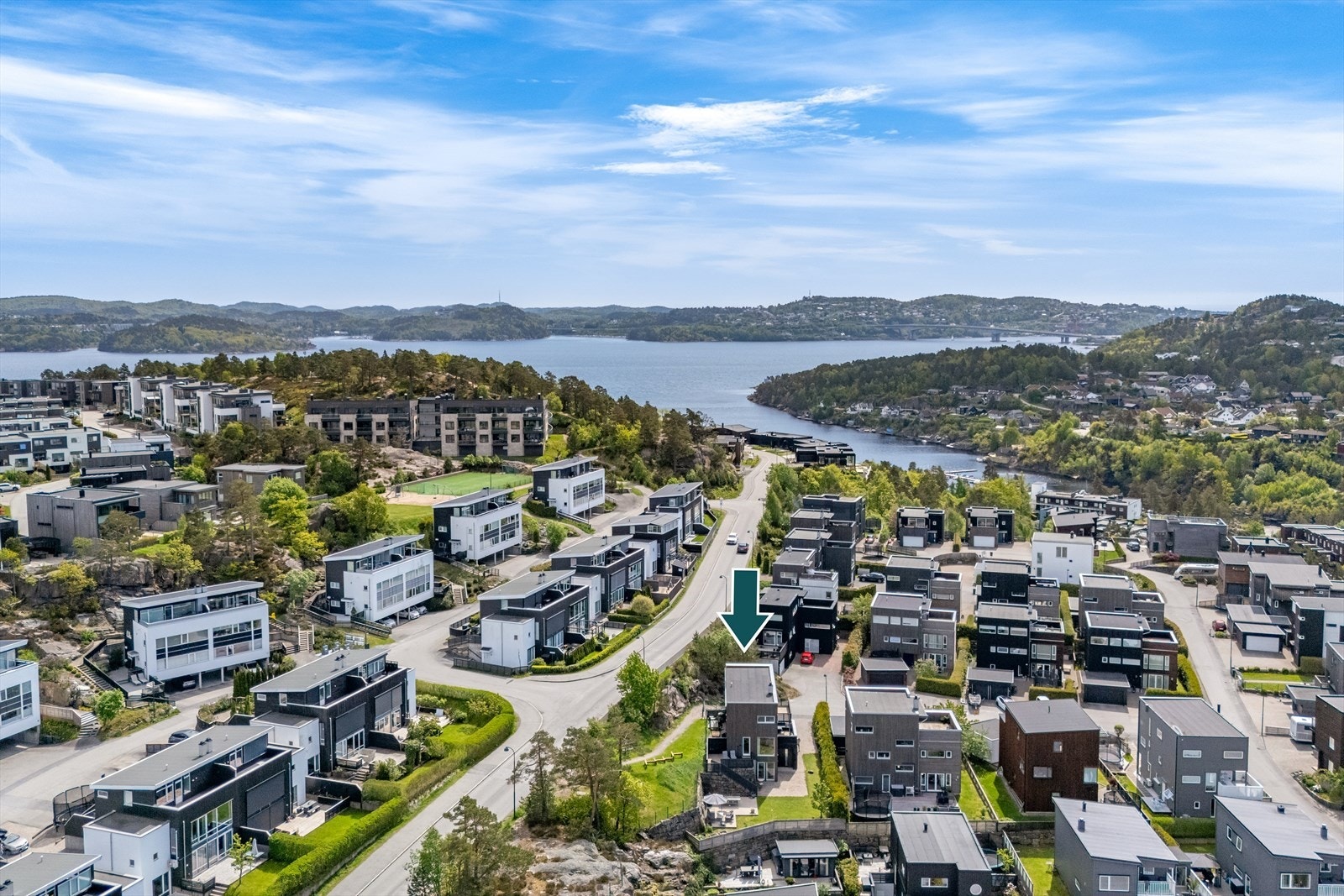 Eiendommen ligger på Justneshalvøya, et etablert og familievennlig boligområde. Galleribilde