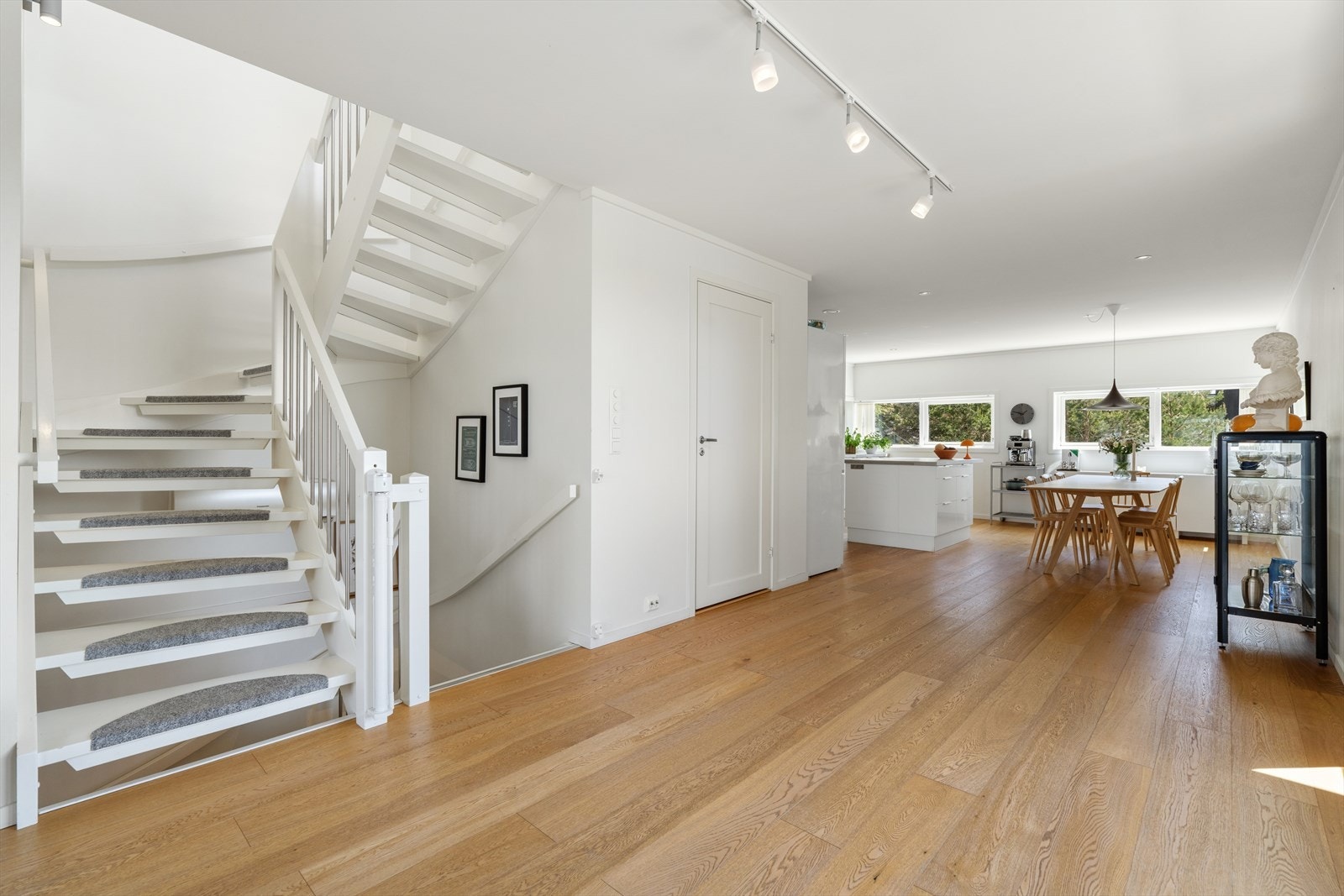 Den malte tretrappen binder de tre etasjene sammen på en elegant måte. Galleribilde
