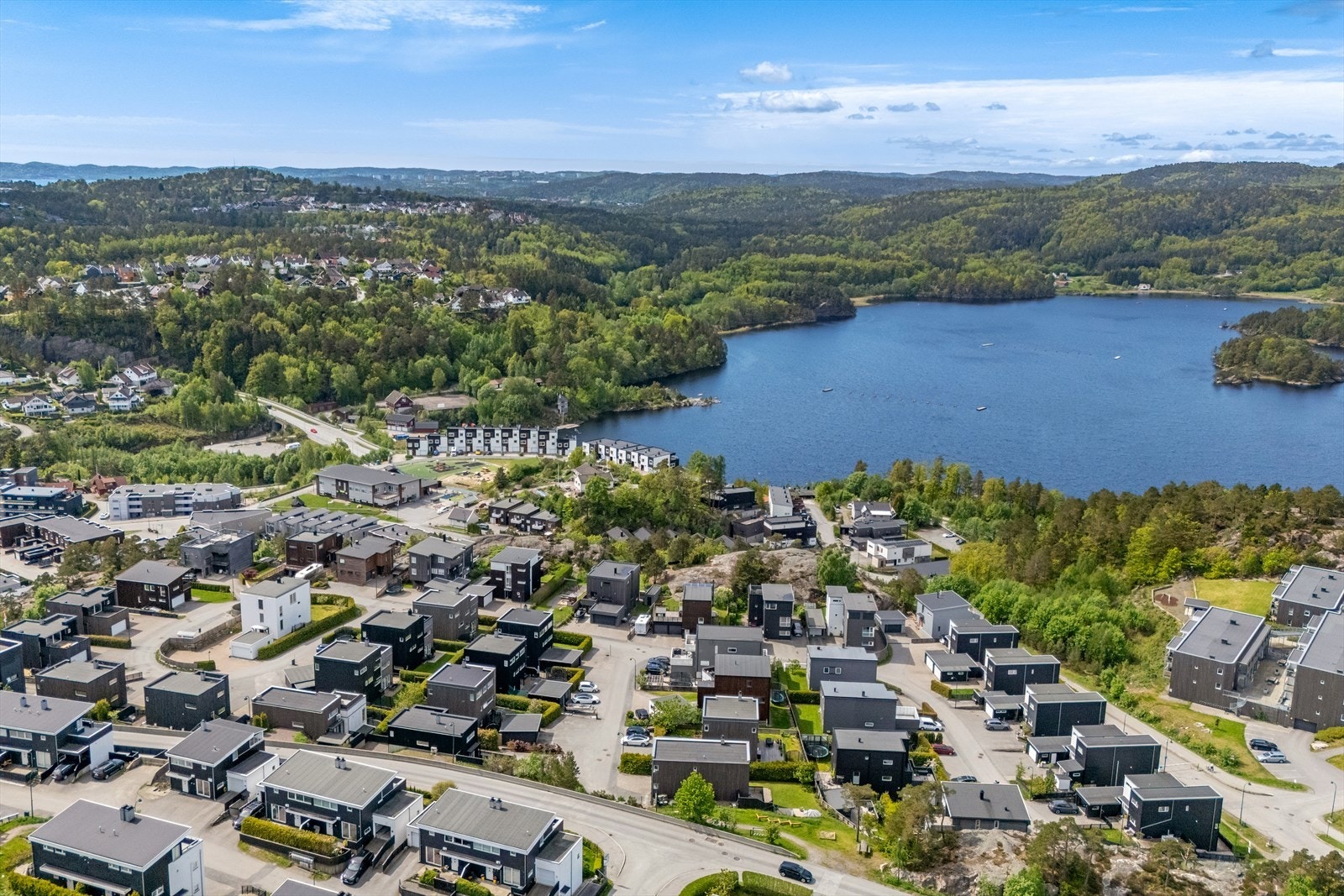 Kort vei til fine turområder og nærhet til flere badeplasser. Galleribilde