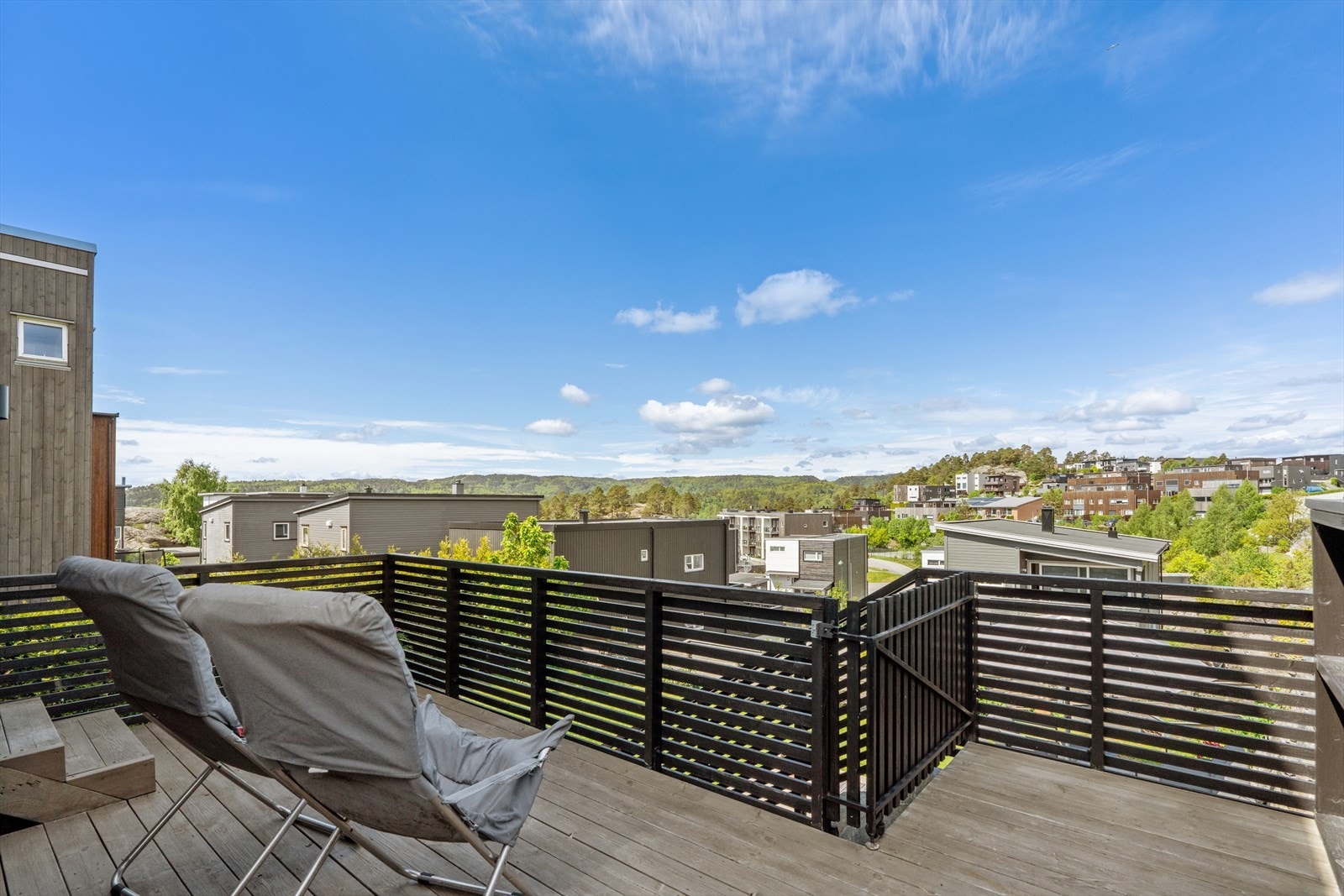 Utgang fra stue til terrasse som tar deg videre ned til hagen. Galleribilde