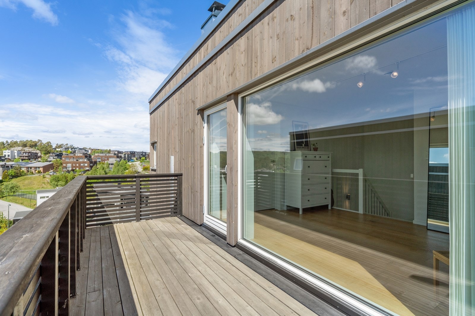 Fra stuen i toppetasjen er det utgang til en egen veranda. Galleribilde