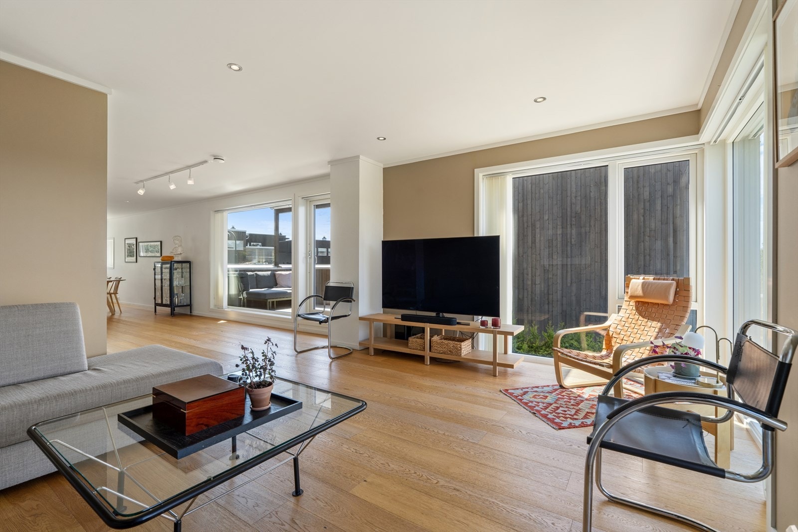 Stuen har god plass til en stor sofagruppe. Galleribilde