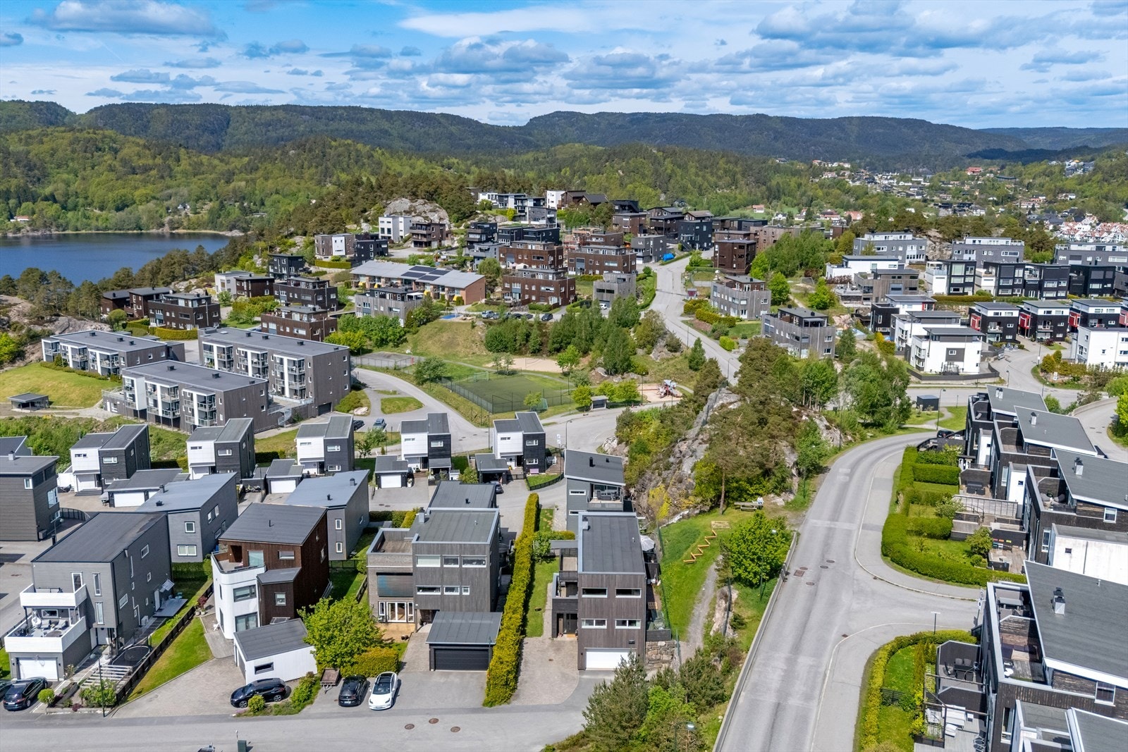 Nærmiljøet byr på flere lekeplasser, som Hestehovstien nærmiljøpark kun 4 minutter unna. Galleribilde