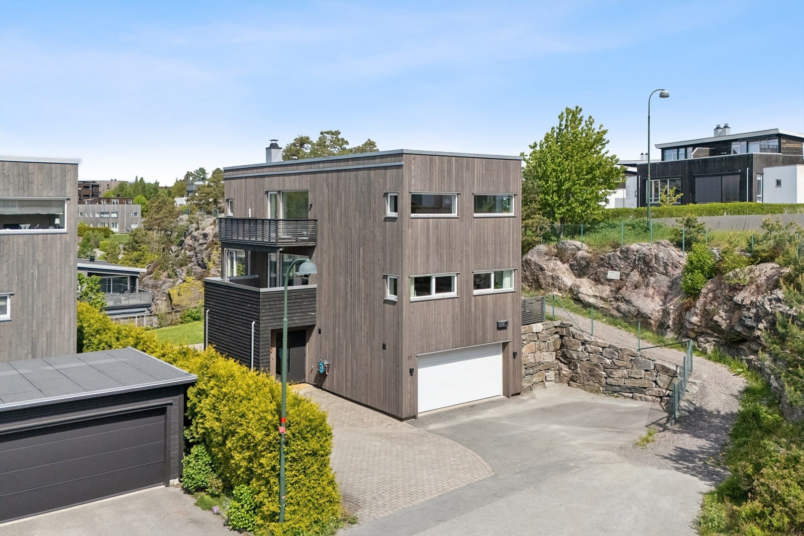 Praktisk hverdag med integrert dobbelgarasje, elbillader og oppstillingsplass for flere biler på egen tomt. Galleribilde