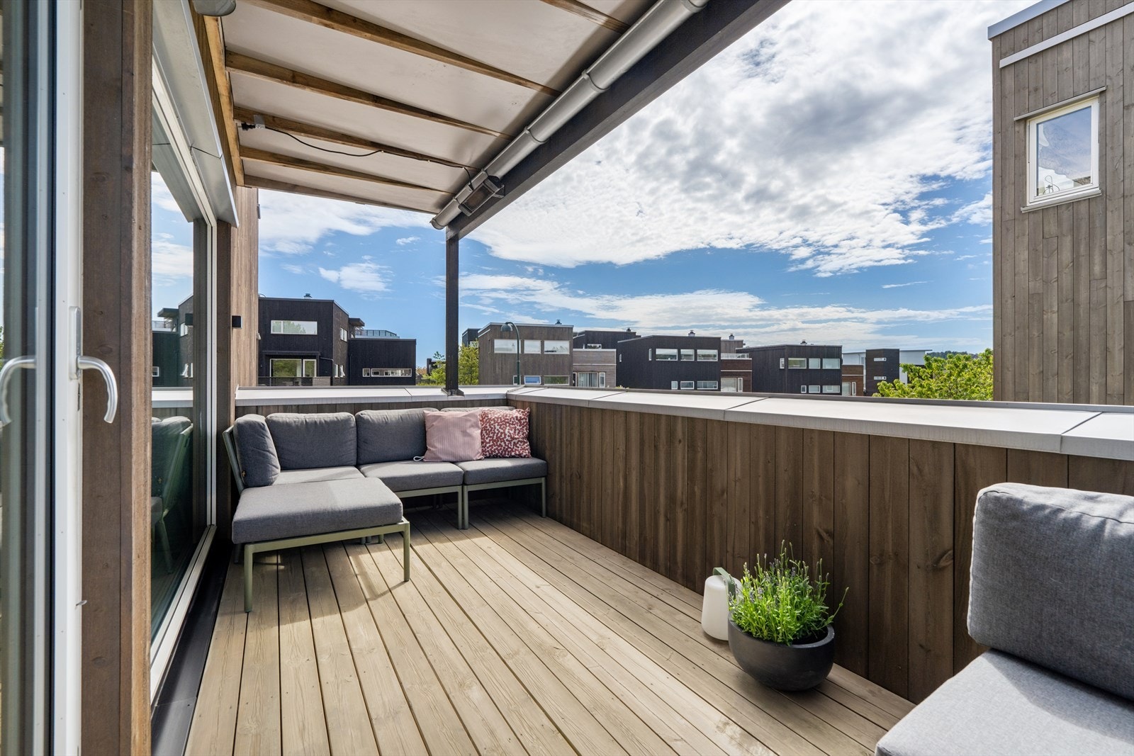 Verandaen har god plass til en komfortabel sittegruppe. Galleribilde
