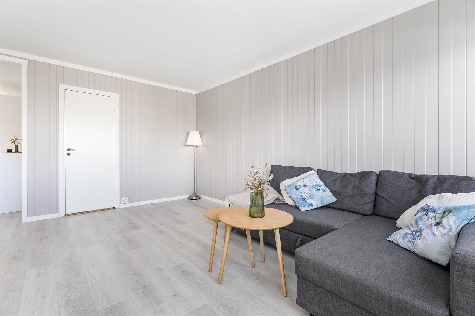 MDF-plater er montert på flere vegger, blant annet i stuen. Galleribilde