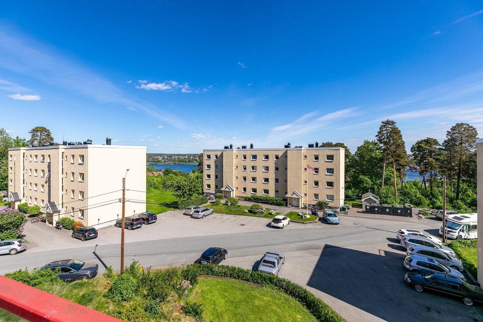 I fjerde etasje bor du høyt og kan glede deg over fin utsikt hver dag - blant annet til sjøen i Mossesundet. Galleribilde