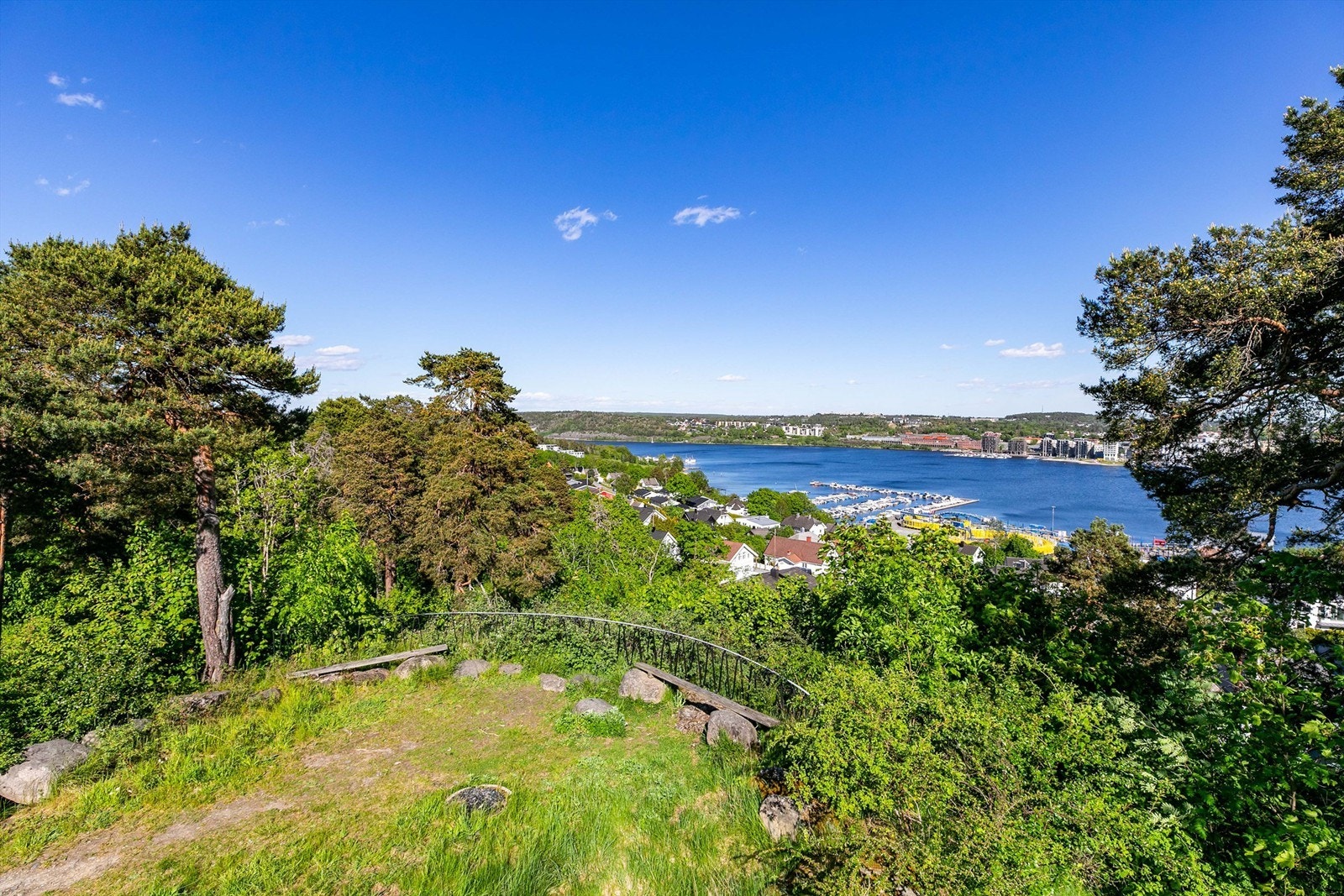 Fra utsiktspunktet rett bortenfor borettslaget kan du se ut over Betongen båthavn til Mosseskogen på motsatt side av sundet. Galleribilde