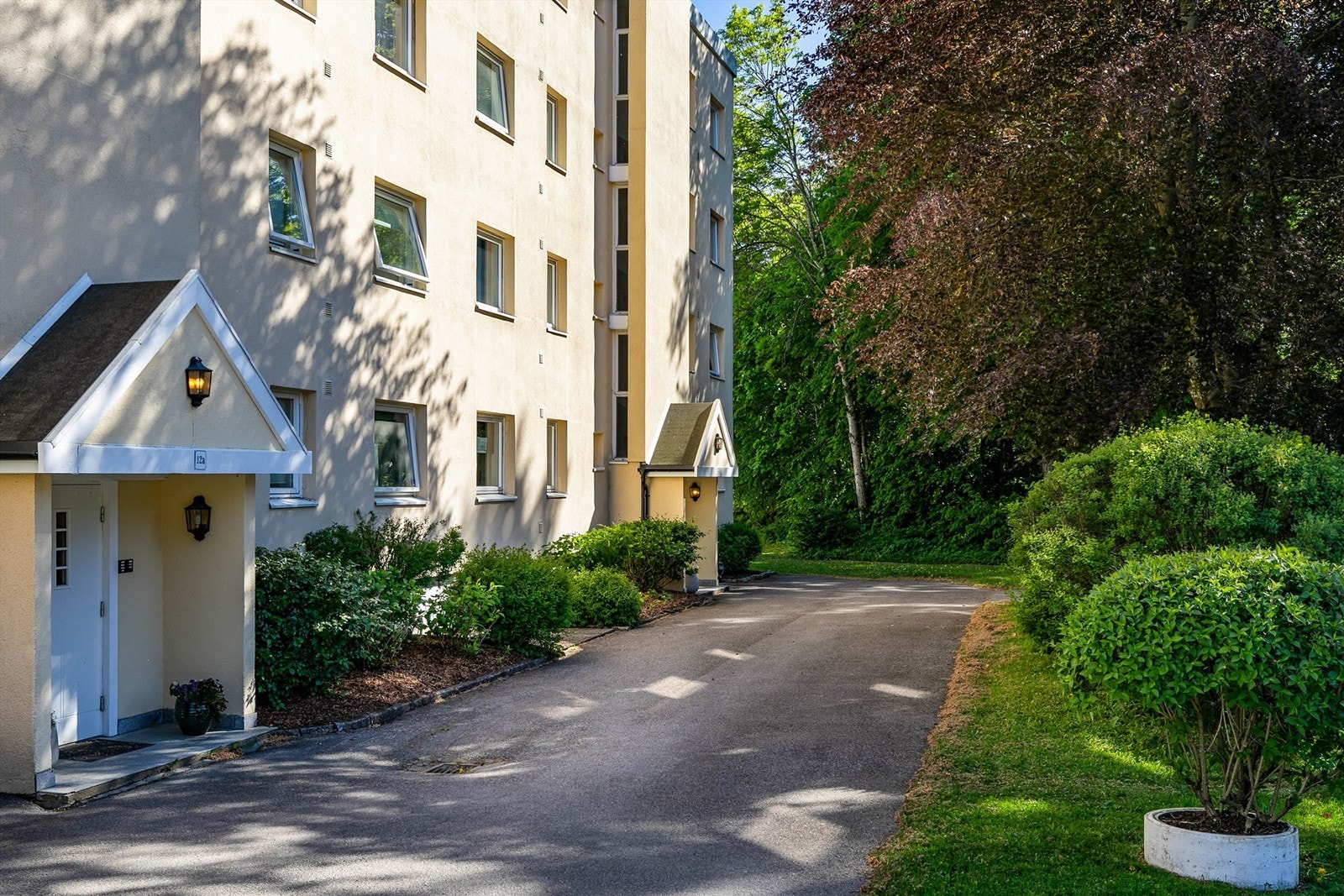 Hovedinngangen har porttelefon som betjenes fra leilighetens entré. Galleribilde