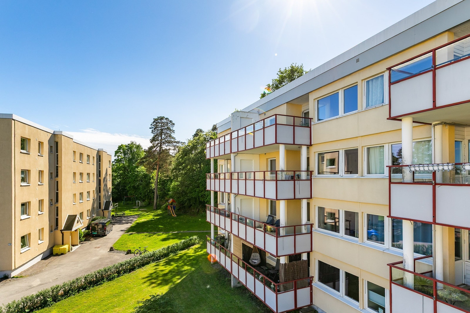 Høyden av fjerde etasje betyr at leiligheten er lite utsatt for innsyn fra omgivelsene. Det er langt avstand til annen motstående bebyggelse. Galleribilde