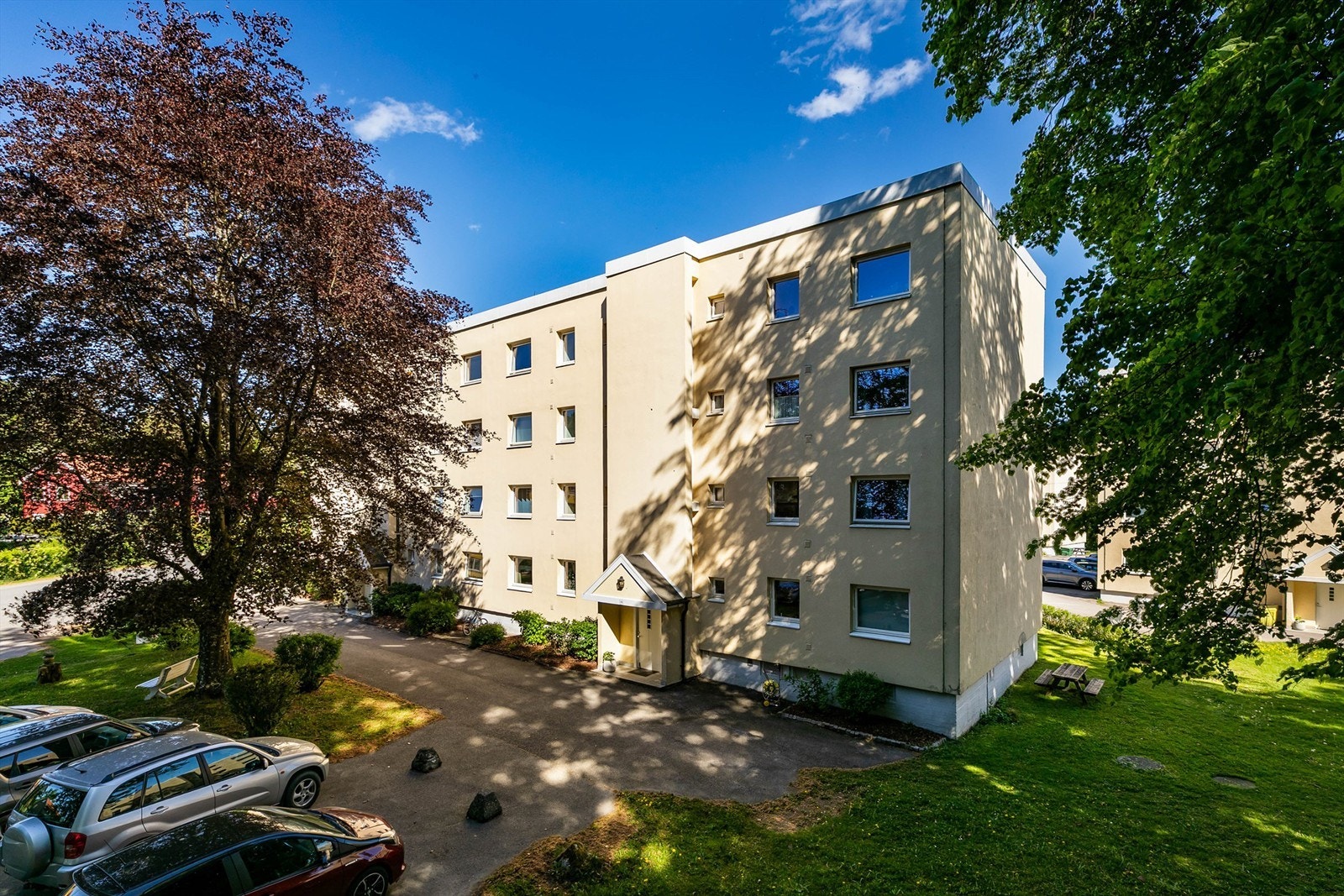 Borettslaget har felles parkeringsplasser til bruk for beboerne, men ingen faste plasser. Enkelte plasser har ladestasjoner. Galleribilde