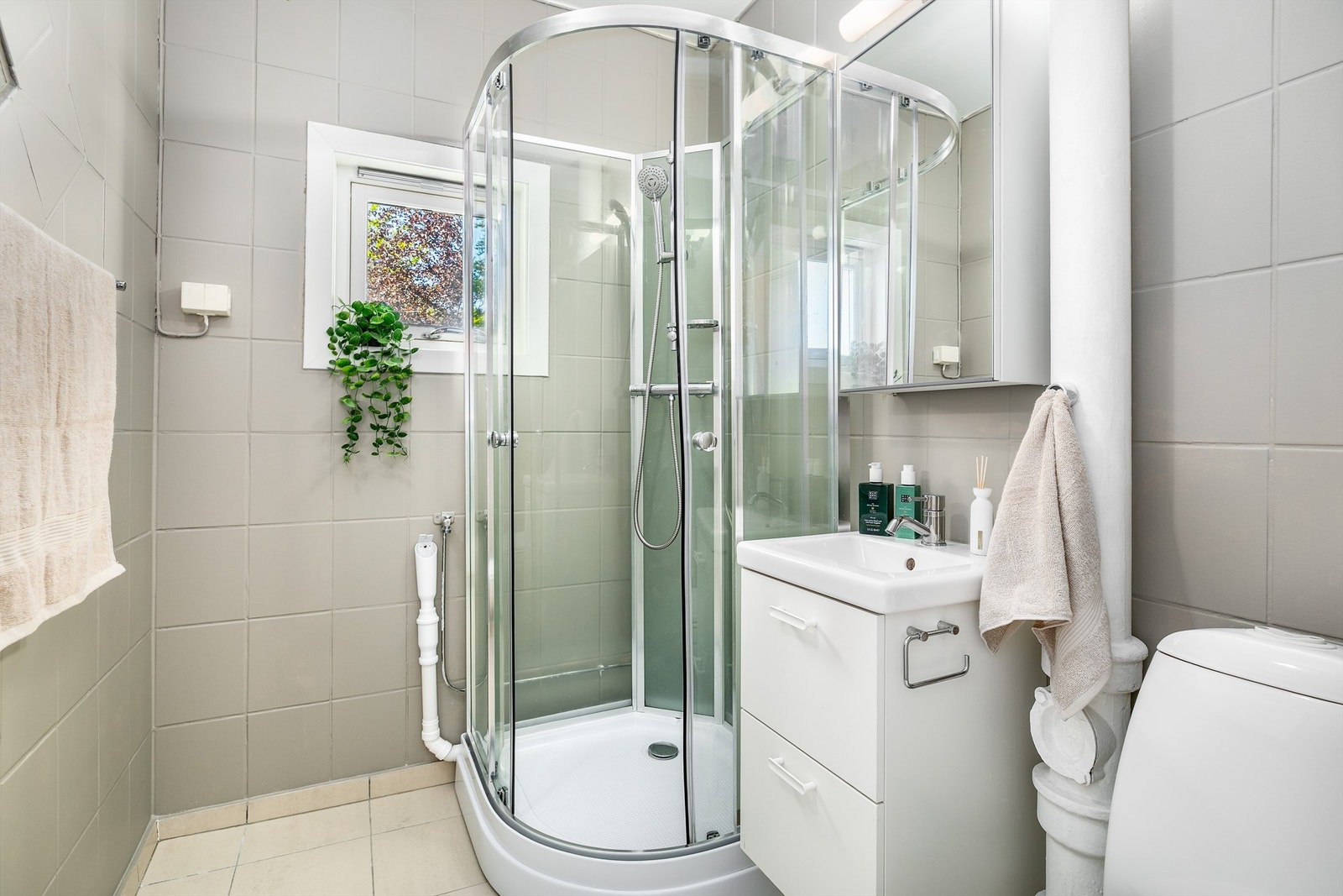 Badet ble i 2023 malt og samtidig oppgradert med nye møbler og nytt dusjkabinett. Ytterligere fornyelse av badet bør påregnes på sikt. Galleribilde