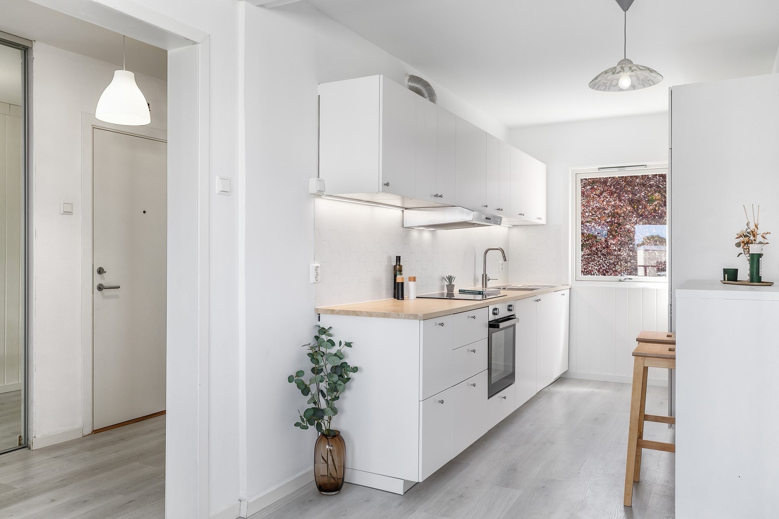 Kjøkkenet er åpnet mot stuen og oppgradert med helt ny innredning fra IKEA. Laminatgulvet er lagt gjennomgående og skaper helhet. Galleribilde