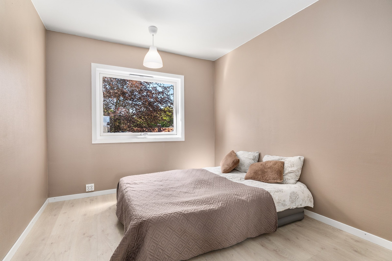 Soverommenes vegger og himling er behandlet og malt. På gulvene er det lagt samme type laminat som i stuen og kjøkkenet. Galleribilde