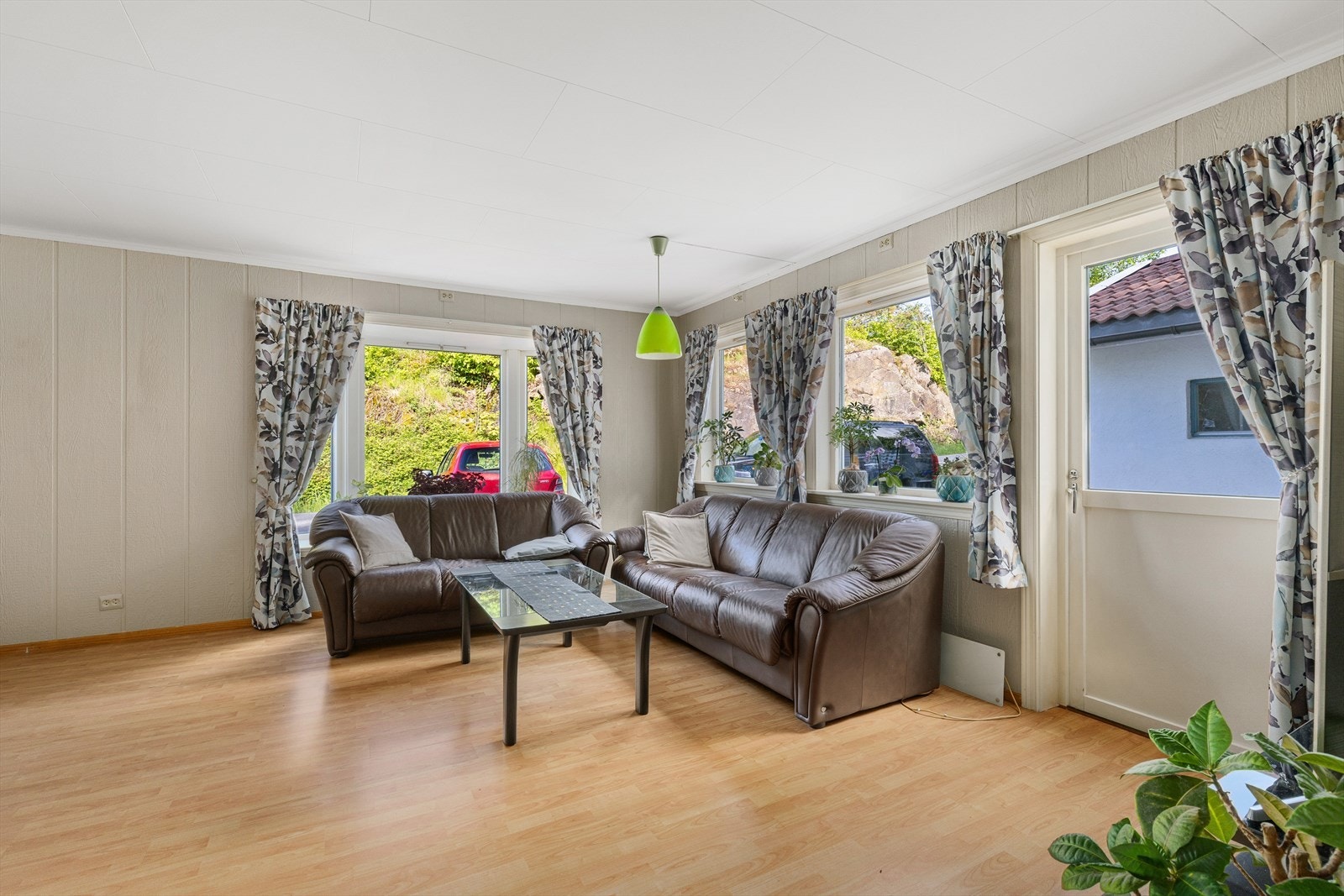 En verandadør tar deg med fra stue og ut til utearealene. Galleribilde