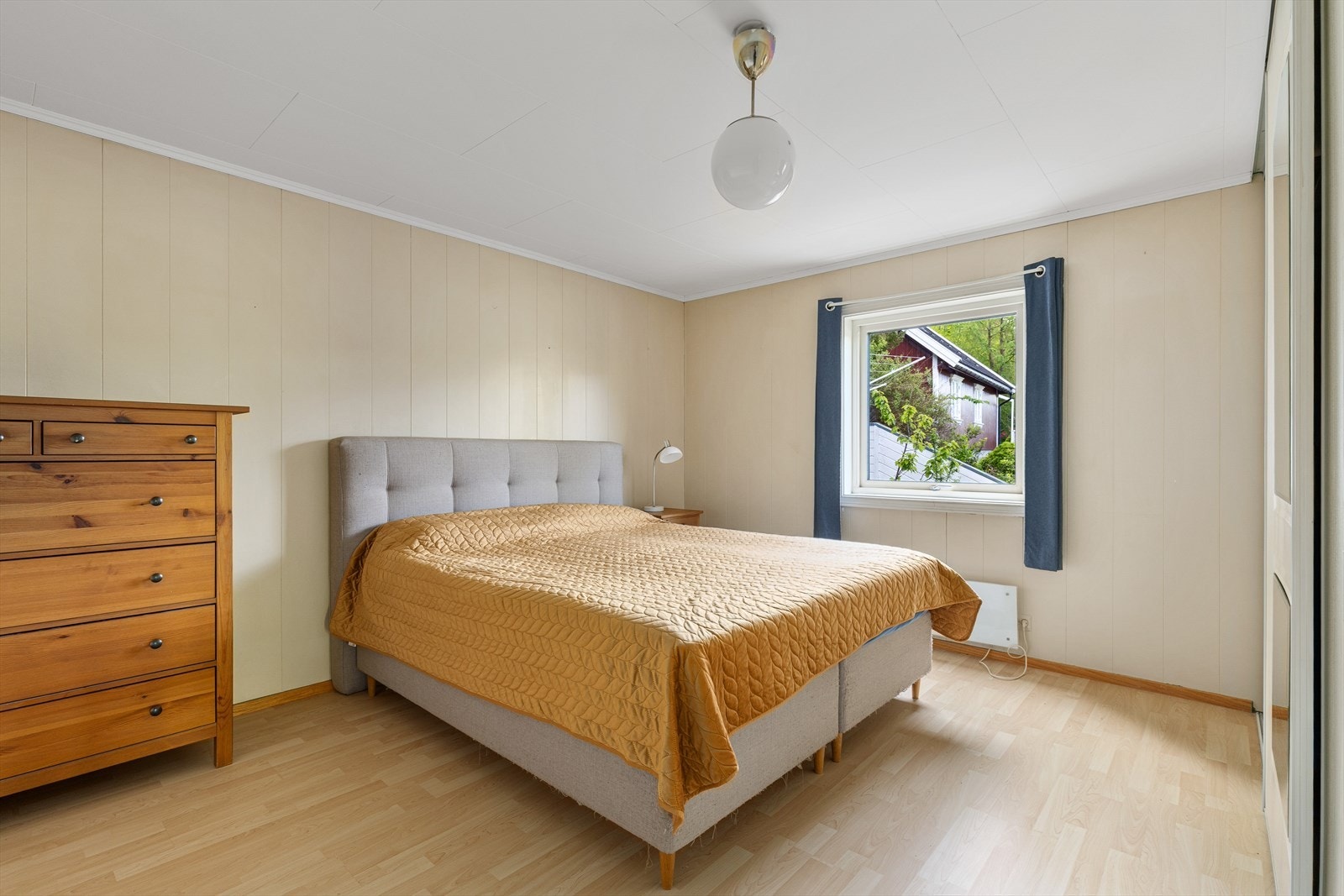 Soverom 1 med skyvedørsgarderobe Galleribilde