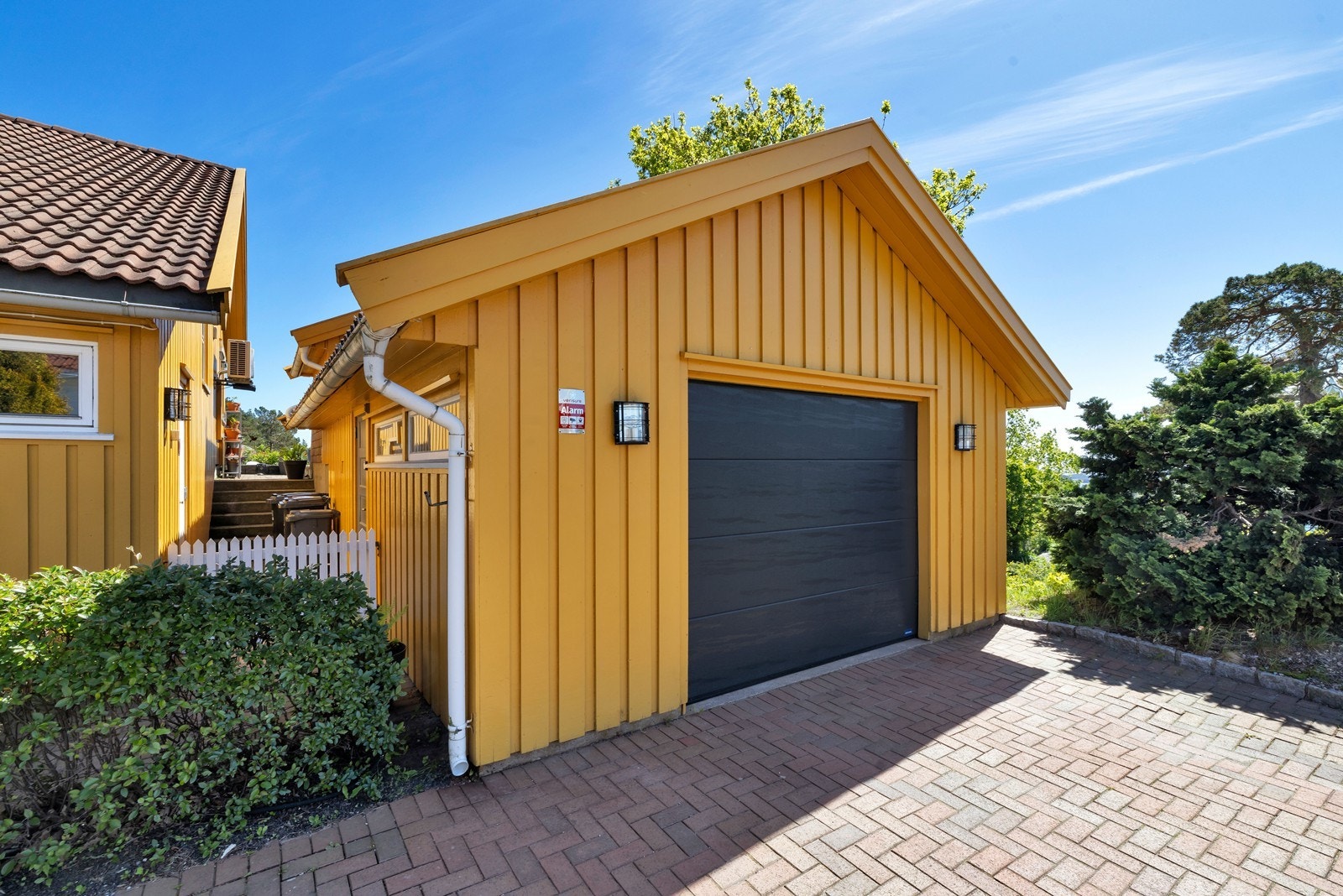 Garasje samt p.plass på tomt. Galleribilde